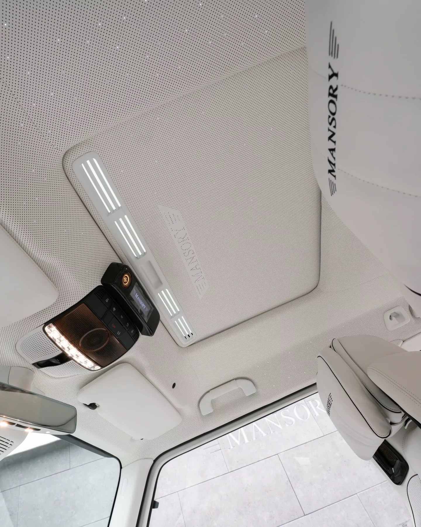 Chiếc Mercedes G-Class này chỉ có 0,0000001% dân số trên thế giới sở hữu được: Cửa mở ngược như Rolls-Royce, mạnh 900 mã lực- Ảnh 12. Chiếc Mercedes G-Class này chỉ có 0,0000001% dân số trên thế giới sở hữu được: Cửa mở ngược như Rolls-Royce, mạnh 900 mã lực- Ảnh 12.