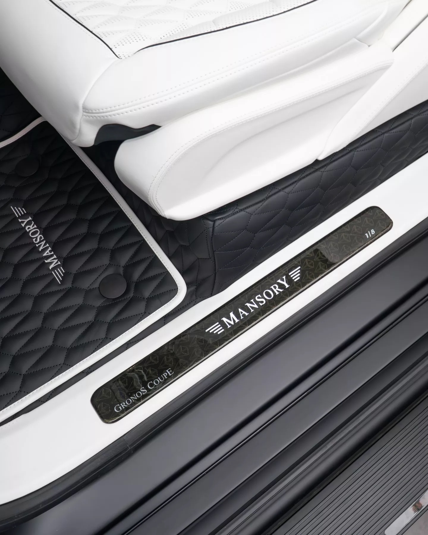 Chiếc Mercedes G-Class này chỉ có 0,0000001% dân số trên thế giới sở hữu được: Cửa mở ngược như Rolls-Royce, mạnh 900 mã lực- Ảnh 11. Chiếc Mercedes G-Class này chỉ có 0,0000001% dân số trên thế giới sở hữu được: Cửa mở ngược như Rolls-Royce, mạnh 900 mã lực- Ảnh 11.