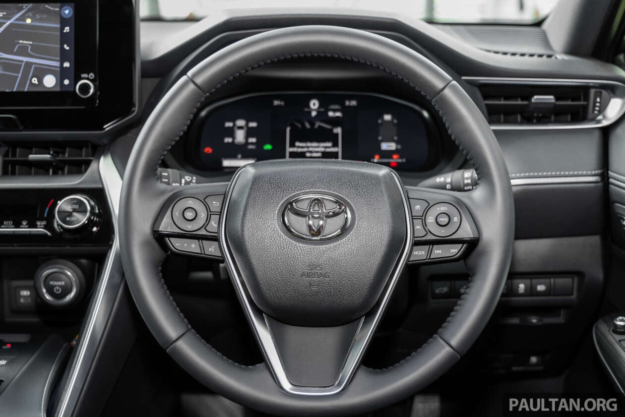 Ảnh thực tế Toyota Venza gi&aacute; quy đổi gần 2 tỷ đồng vừa ra mắt ĐN&Aacute;: Tiện nghi xịn, c&oacute; ADAS nhưng m&agrave;n h&igrave;nh dễ g&acirc;y tranh c&atilde;i- Ảnh 8.