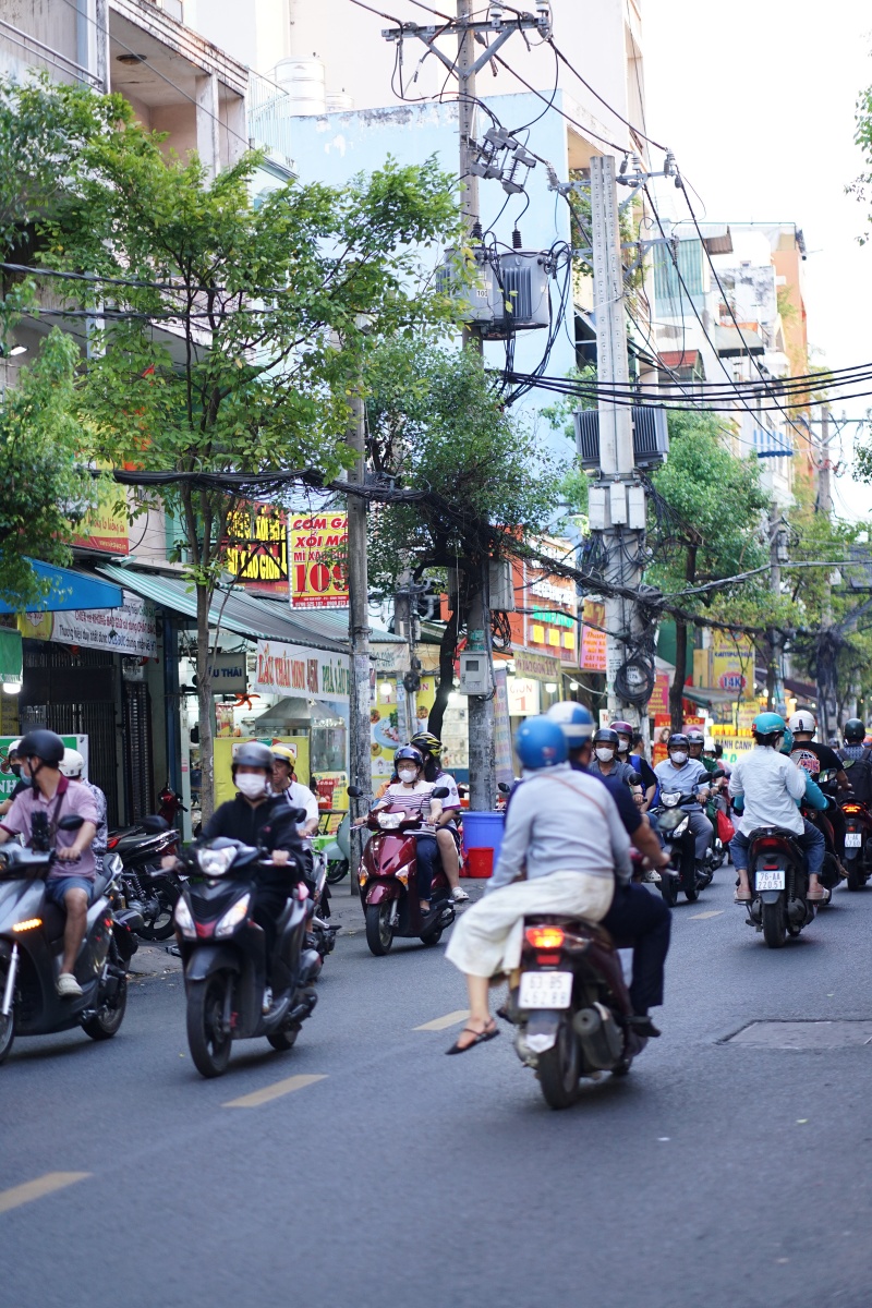 Giá xăng dầu biến động, người dân Hà Nội - TP.HCM rủ nhau bỏ xe cá nhân, chuyển sang di chuyển bằng tàu điện và xe buýt- Ảnh 13. Giá xăng dầu biến động, người dân Hà Nội - TP.HCM rủ nhau bỏ xe cá nhân, chuyển sang di chuyển bằng tàu điện và xe buýt- Ảnh 13.