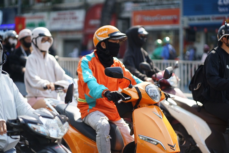 Giá xăng dầu biến động, người dân Hà Nội - TP.HCM rủ nhau bỏ xe cá nhân, chuyển sang di chuyển bằng tàu điện và xe buýt- Ảnh 12. Giá xăng dầu biến động, người dân Hà Nội - TP.HCM rủ nhau bỏ xe cá nhân, chuyển sang di chuyển bằng tàu điện và xe buýt- Ảnh 12.