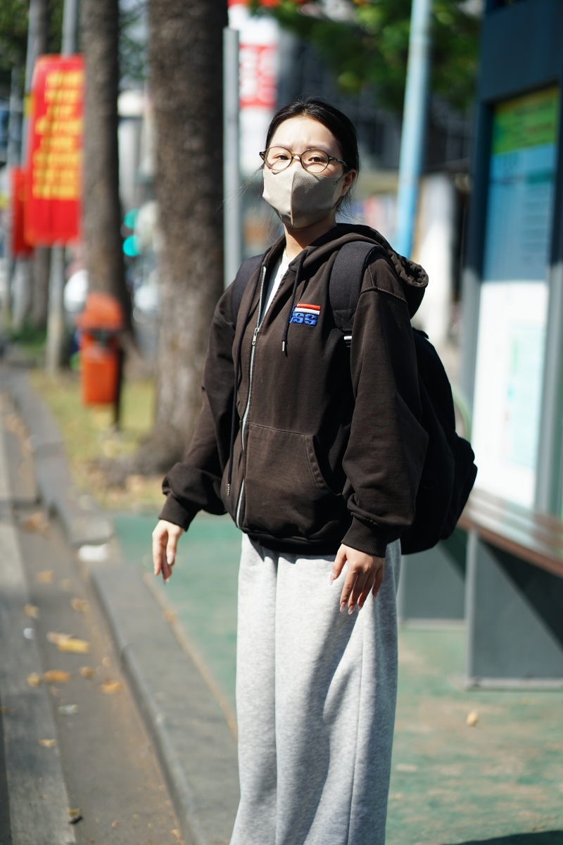 Giá xăng dầu biến động, người dân Hà Nội - TP.HCM rủ nhau bỏ xe cá nhân, chuyển sang di chuyển bằng tàu điện và xe buýt- Ảnh 11. Giá xăng dầu biến động, người dân Hà Nội - TP.HCM rủ nhau bỏ xe cá nhân, chuyển sang di chuyển bằng tàu điện và xe buýt- Ảnh 11.