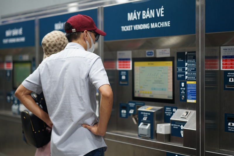 Giá xăng dầu biến động, người dân Hà Nội - TP.HCM rủ nhau bỏ xe cá nhân, chuyển sang di chuyển bằng tàu điện và xe buýt- Ảnh 9. Giá xăng dầu biến động, người dân Hà Nội - TP.HCM rủ nhau bỏ xe cá nhân, chuyển sang di chuyển bằng tàu điện và xe buýt- Ảnh 9.