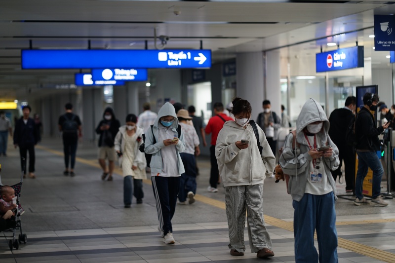 Giá xăng dầu biến động, người dân Hà Nội - TP.HCM rủ nhau bỏ xe cá nhân, chuyển sang di chuyển bằng tàu điện và xe buýt- Ảnh 10. Giá xăng dầu biến động, người dân Hà Nội - TP.HCM rủ nhau bỏ xe cá nhân, chuyển sang di chuyển bằng tàu điện và xe buýt- Ảnh 10.