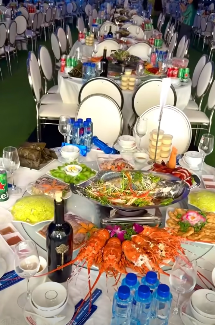 Đ&aacute;m cưới g&acirc;y ch&uacute; &yacute; tại Hải Hậu: Rạp cưới rộng 1.000m2, d&agrave;n xe moto tiền tỷ rước d&acirc;u- Ảnh 17.