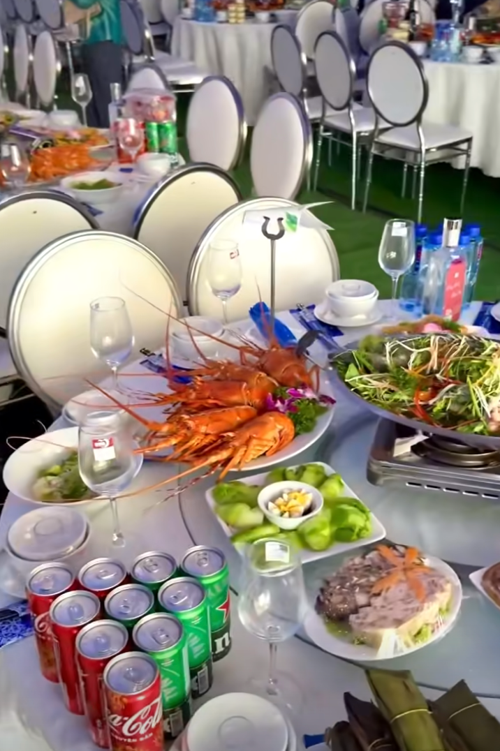 Đ&aacute;m cưới g&acirc;y ch&uacute; &yacute; tại Hải Hậu: Rạp cưới rộng 1.000m2, d&agrave;n xe moto tiền tỷ rước d&acirc;u- Ảnh 18.