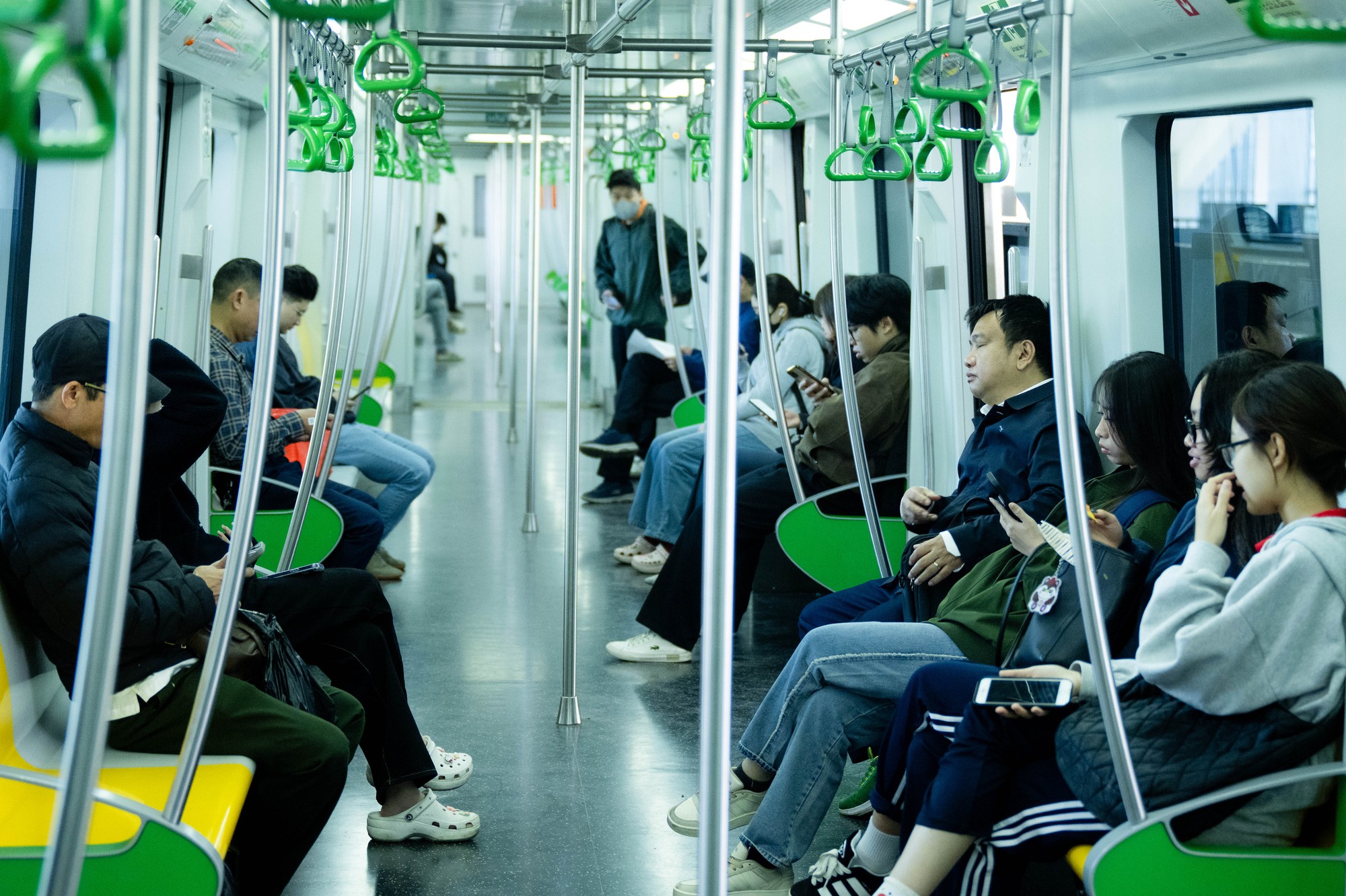 Giá xăng dầu biến động, người dân Hà Nội - TP.HCM rủ nhau bỏ xe cá nhân, chuyển sang di chuyển bằng tàu điện và xe buýt- Ảnh 8. Giá xăng dầu biến động, người dân Hà Nội - TP.HCM rủ nhau bỏ xe cá nhân, chuyển sang di chuyển bằng tàu điện và xe buýt- Ảnh 8.