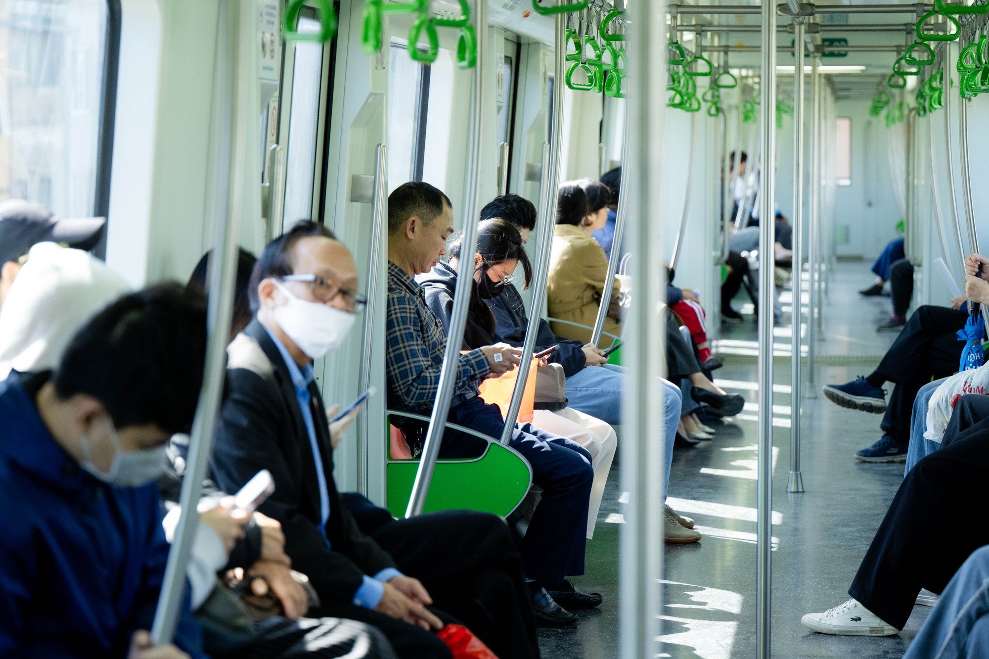 Giá xăng dầu biến động, người dân Hà Nội - TP.HCM rủ nhau bỏ xe cá nhân, chuyển sang di chuyển bằng tàu điện và xe buýt- Ảnh 2. Giá xăng dầu biến động, người dân Hà Nội - TP.HCM rủ nhau bỏ xe cá nhân, chuyển sang di chuyển bằng tàu điện và xe buýt- Ảnh 2.