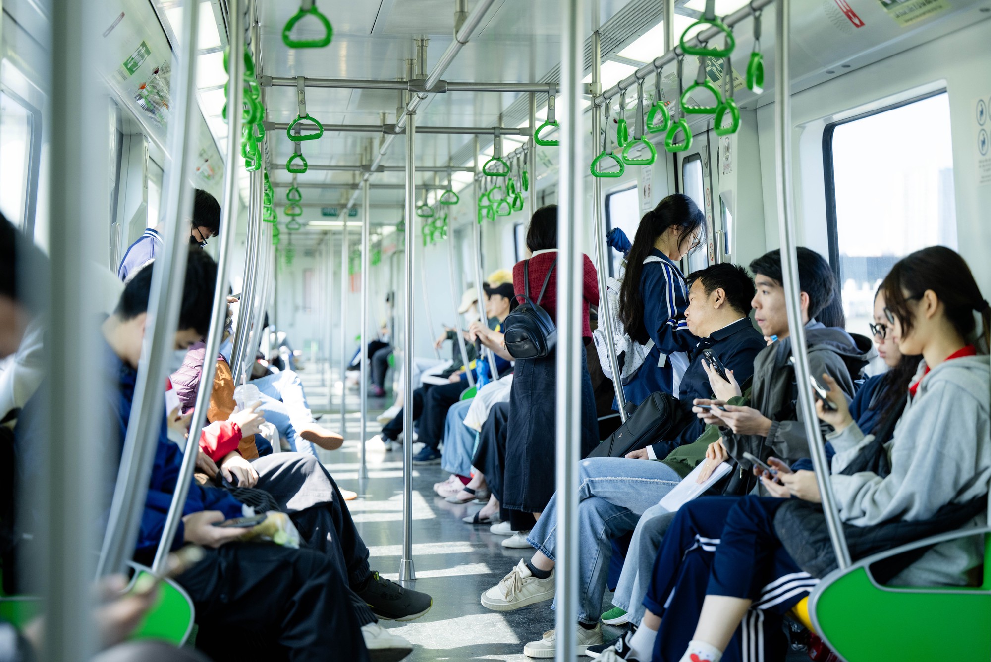 Giá xăng dầu biến động, người dân Hà Nội - TP.HCM rủ nhau bỏ xe cá nhân, chuyển sang di chuyển bằng tàu điện và xe buýt- Ảnh 1. Giá xăng dầu biến động, người dân Hà Nội - TP.HCM rủ nhau bỏ xe cá nhân, chuyển sang di chuyển bằng tàu điện và xe buýt- Ảnh 1.