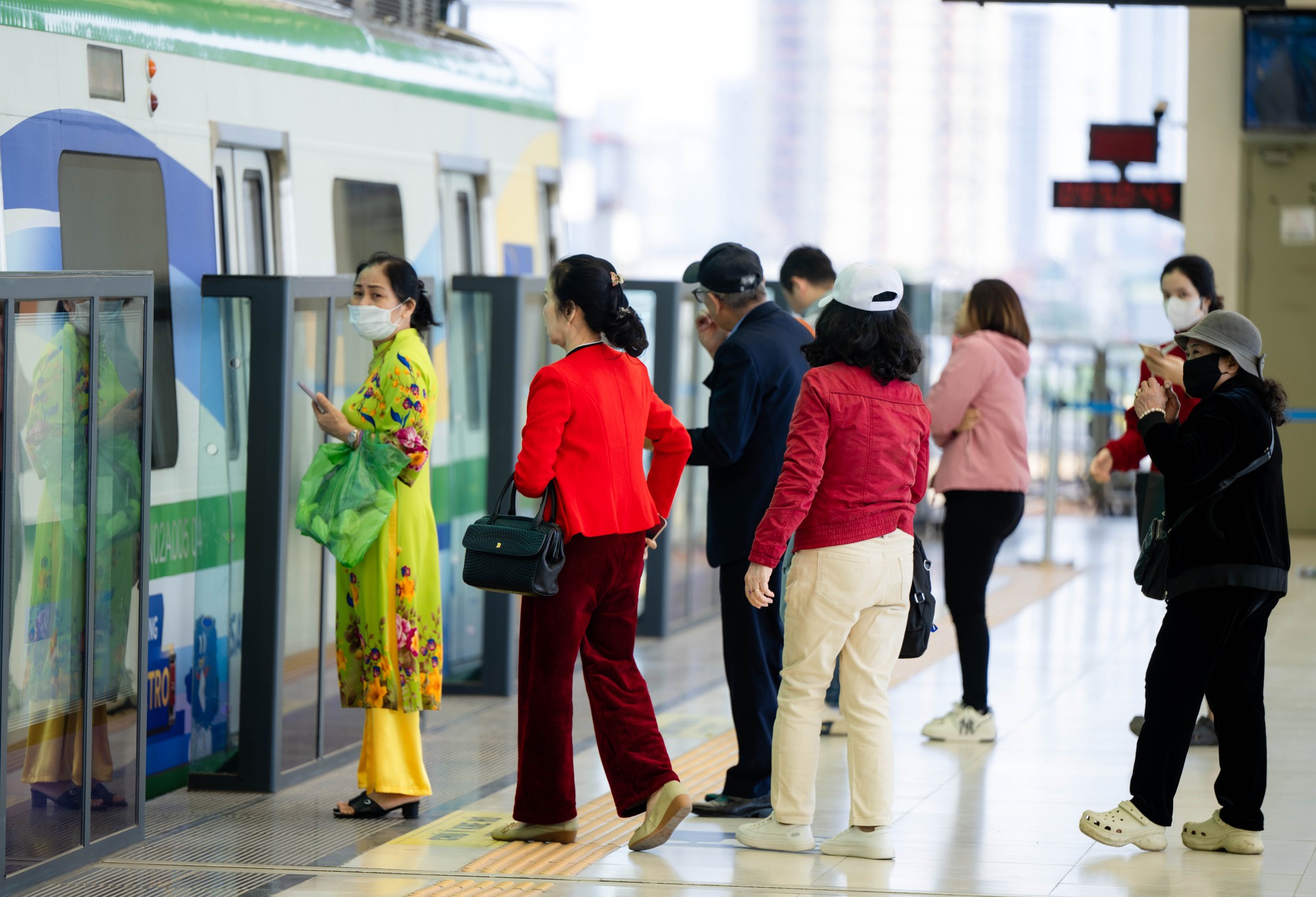 Giá xăng dầu biến động, người dân Hà Nội - TP.HCM rủ nhau bỏ xe cá nhân, chuyển sang di chuyển bằng tàu điện và xe buýt- Ảnh 4. Giá xăng dầu biến động, người dân Hà Nội - TP.HCM rủ nhau bỏ xe cá nhân, chuyển sang di chuyển bằng tàu điện và xe buýt- Ảnh 4.