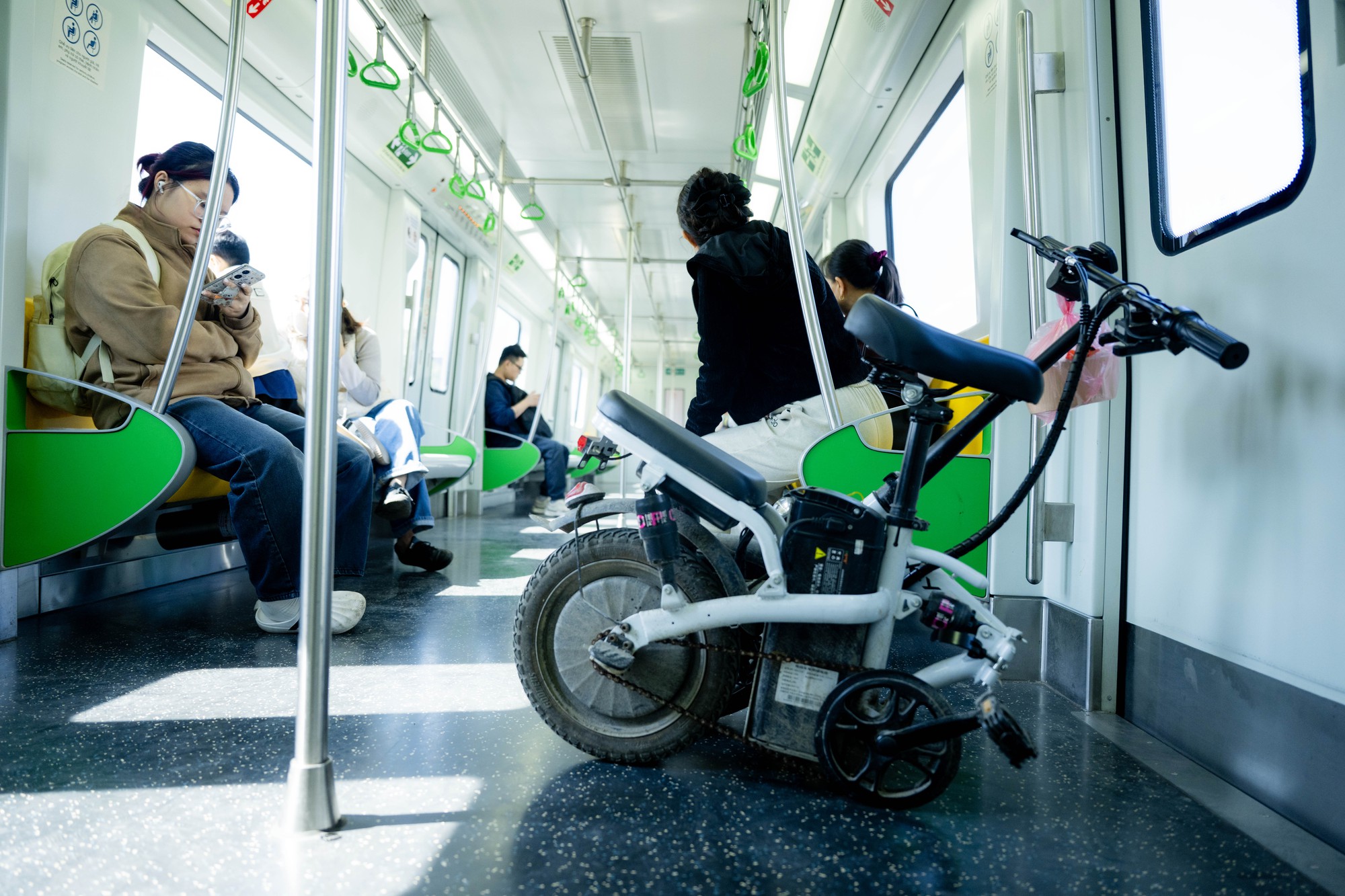 Giá xăng dầu biến động, người dân Hà Nội - TP.HCM rủ nhau bỏ xe cá nhân, chuyển sang di chuyển bằng tàu điện và xe buýt- Ảnh 7. Giá xăng dầu biến động, người dân Hà Nội - TP.HCM rủ nhau bỏ xe cá nhân, chuyển sang di chuyển bằng tàu điện và xe buýt- Ảnh 7.