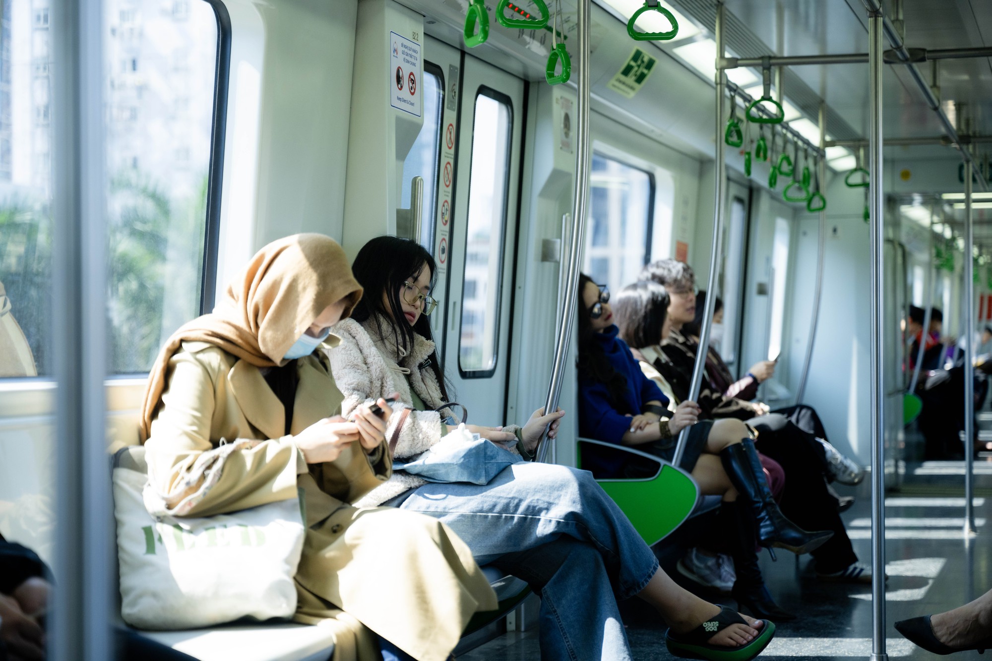 Giá xăng dầu biến động, người dân Hà Nội - TP.HCM rủ nhau bỏ xe cá nhân, chuyển sang di chuyển bằng tàu điện và xe buýt- Ảnh 6. Giá xăng dầu biến động, người dân Hà Nội - TP.HCM rủ nhau bỏ xe cá nhân, chuyển sang di chuyển bằng tàu điện và xe buýt- Ảnh 6.