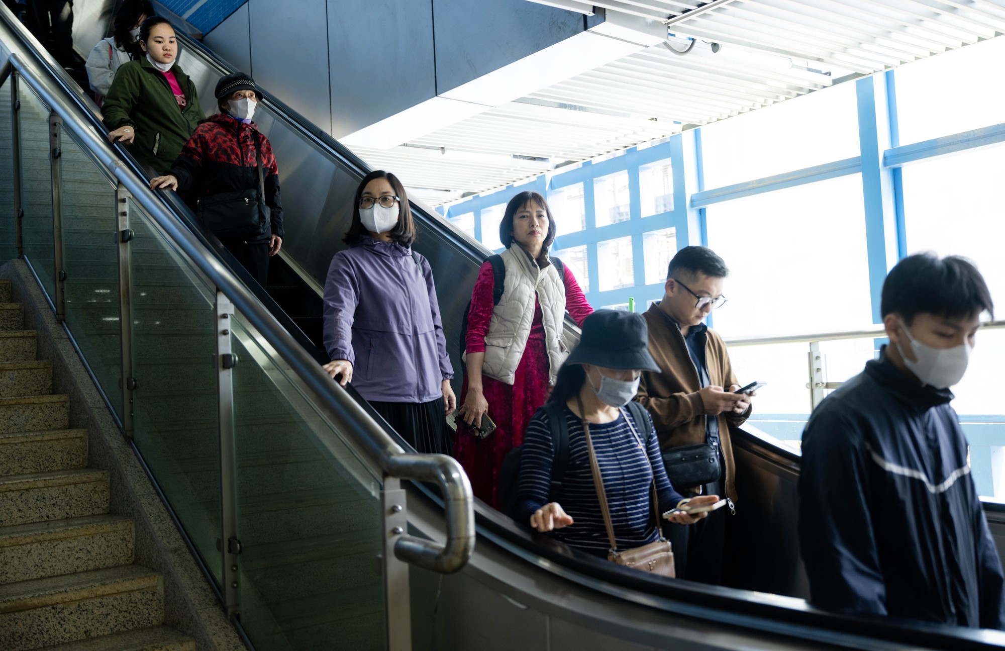 Giá xăng dầu biến động, người dân Hà Nội - TP.HCM rủ nhau bỏ xe cá nhân, chuyển sang di chuyển bằng tàu điện và xe buýt- Ảnh 5. Giá xăng dầu biến động, người dân Hà Nội - TP.HCM rủ nhau bỏ xe cá nhân, chuyển sang di chuyển bằng tàu điện và xe buýt- Ảnh 5.