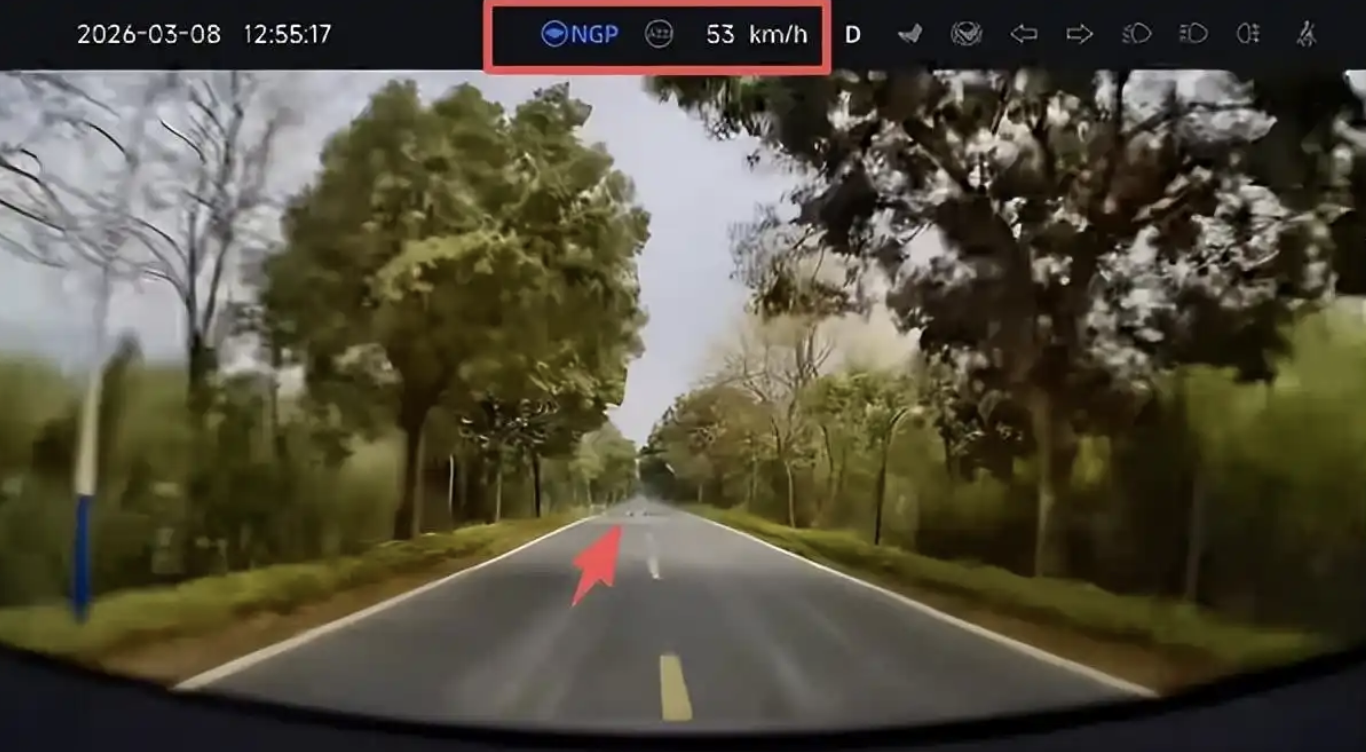 Thót tim: 4 đứa trẻ nằm giữa đường giả làm “gờ giảm tốc”, tài xế giật mình đạp phanh khẩn cấp- Ảnh 1. Thót tim: 4 đứa trẻ nằm giữa đường giả làm “gờ giảm tốc”, tài xế giật mình đạp phanh khẩn cấp- Ảnh 1.