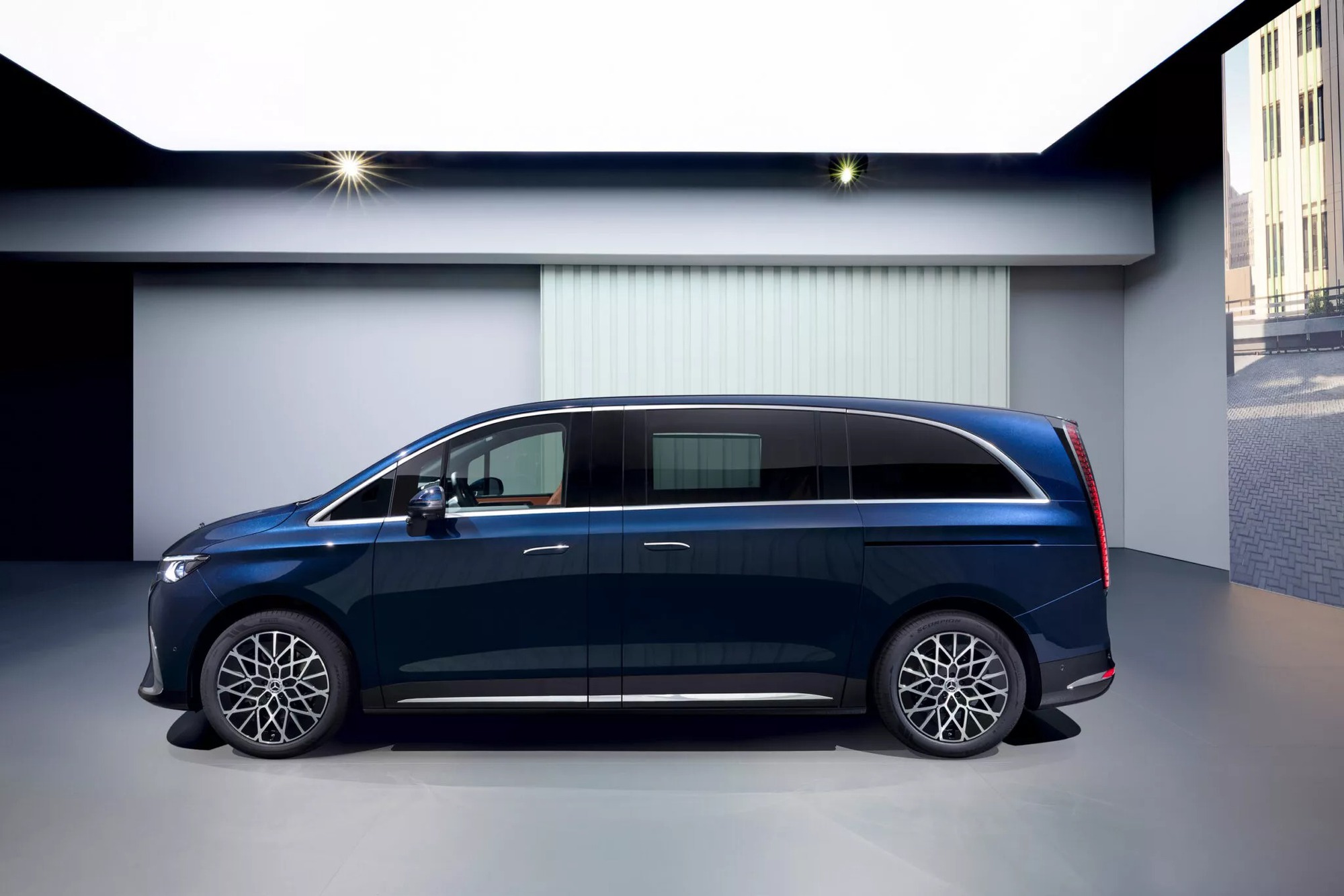 Mercedes-Benz VLE trình làng: Minivan điện đi hơn 700 km, nội thất màn hình 8K như máy bay riêng- Ảnh 6. Mercedes-Benz VLE trình làng: Minivan điện đi hơn 700 km, nội thất màn hình 8K như máy bay riêng- Ảnh 6.