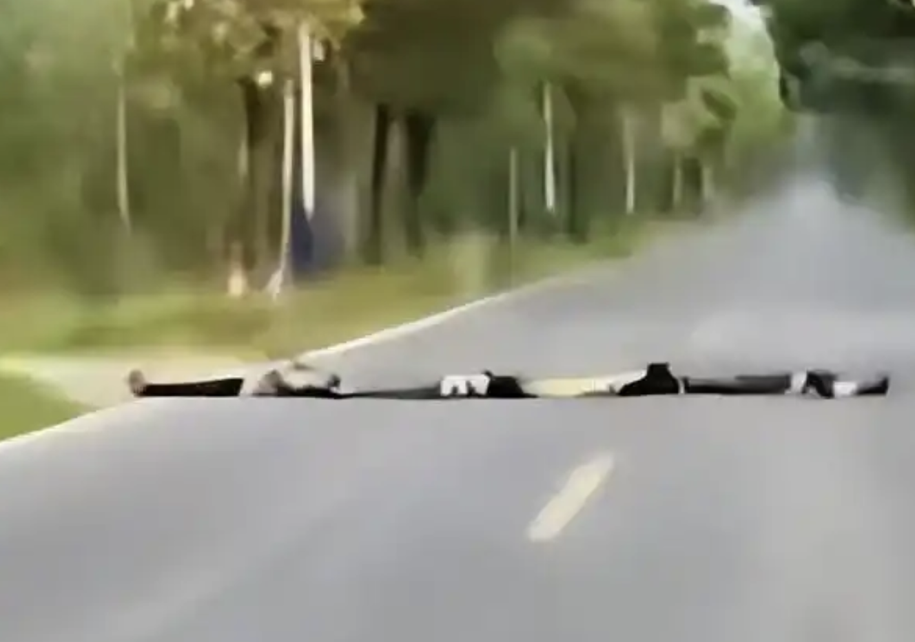 Thót tim: 4 đứa trẻ nằm giữa đường giả làm “gờ giảm tốc”, tài xế giật mình đạp phanh khẩn cấp- Ảnh 2. Thót tim: 4 đứa trẻ nằm giữa đường giả làm “gờ giảm tốc”, tài xế giật mình đạp phanh khẩn cấp- Ảnh 2.