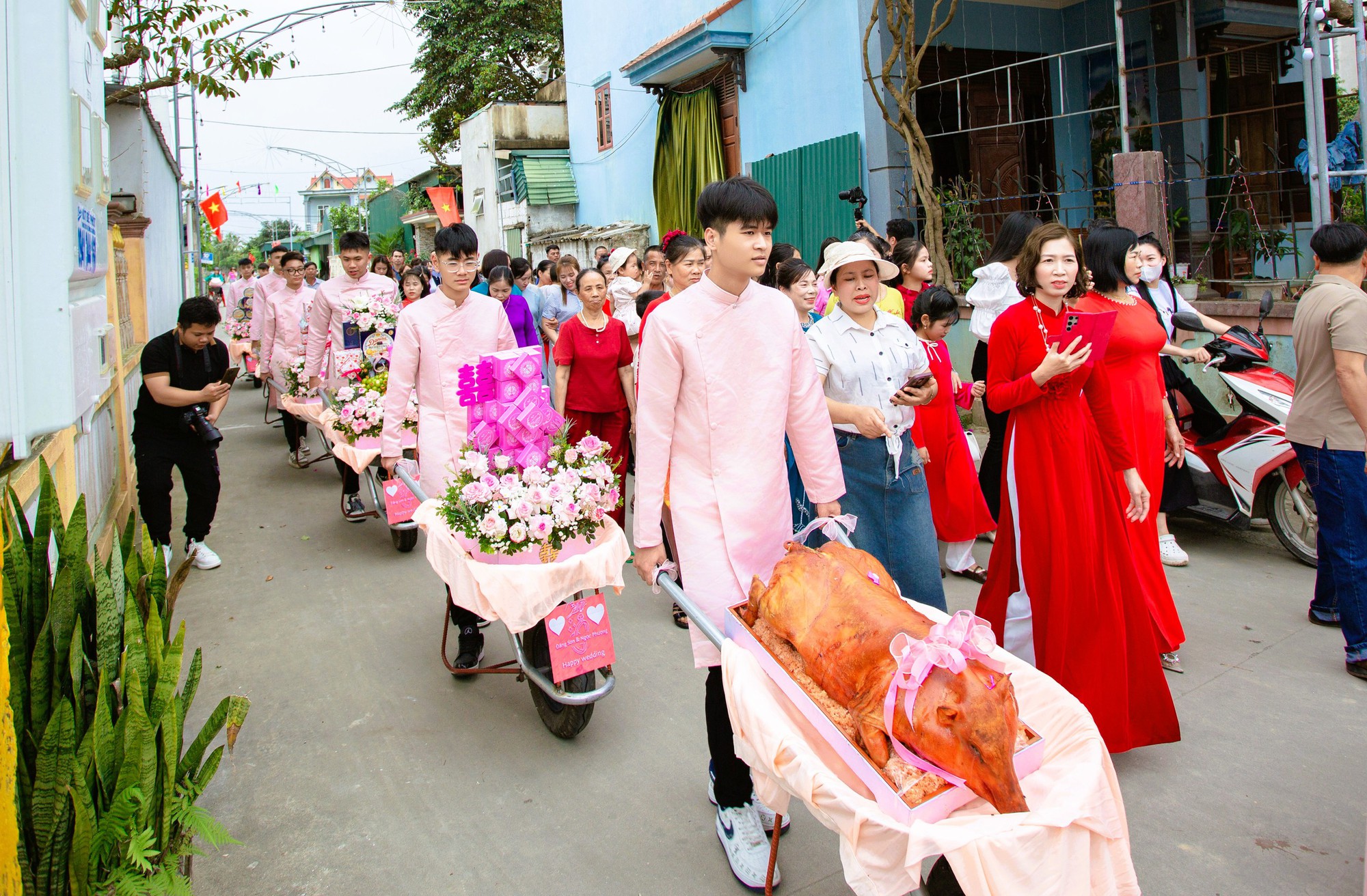 Chú rể mang 9 xe rùa chở sính lễ đi hỏi vợ- Ảnh 1. Chú rể mang 9 xe rùa chở sính lễ đi hỏi vợ- Ảnh 1.