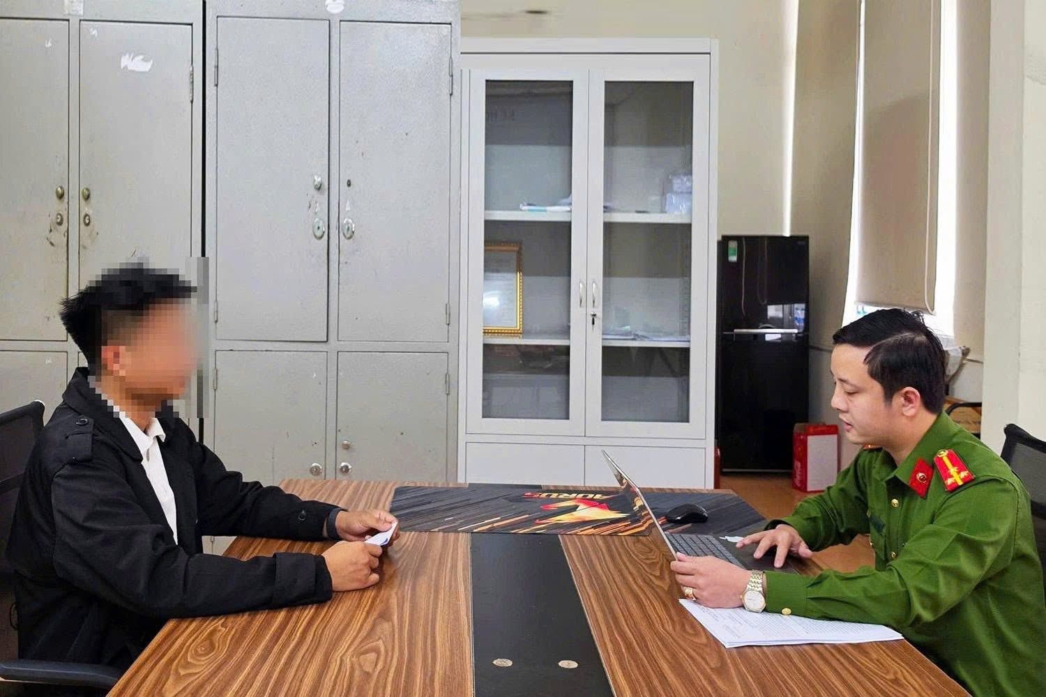 V&igrave; sao c&ocirc;ng an xử phạt t&agrave;i xế bị 'kho&aacute; đầu, kh&oacute;a đu&ocirc;i xe