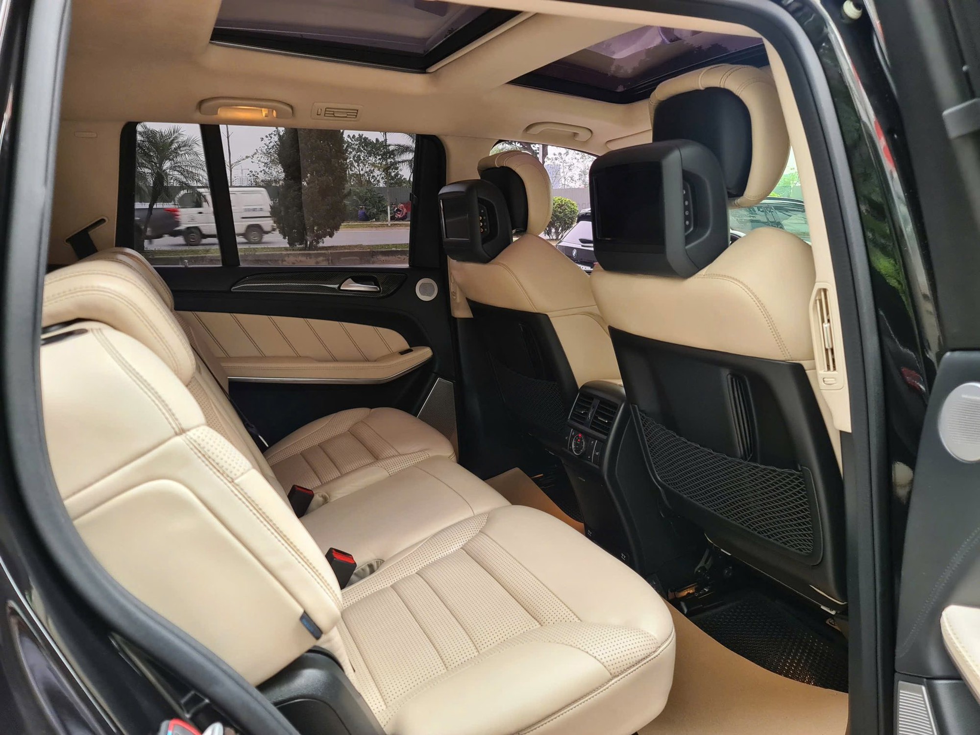 Mercedes-AMG GLS 63 rao bán hơn 3 tỷ sau gần 1 thập kỷ: Lăn bánh chưa đến 8 vạn, nhìn nội thất khiến nhiều người bất ngờ- Ảnh 12. Mercedes-AMG GLS 63 rao bán hơn 3 tỷ sau gần 1 thập kỷ: Lăn bánh chưa đến 8 vạn, nhìn nội thất khiến nhiều người bất ngờ- Ảnh 12.