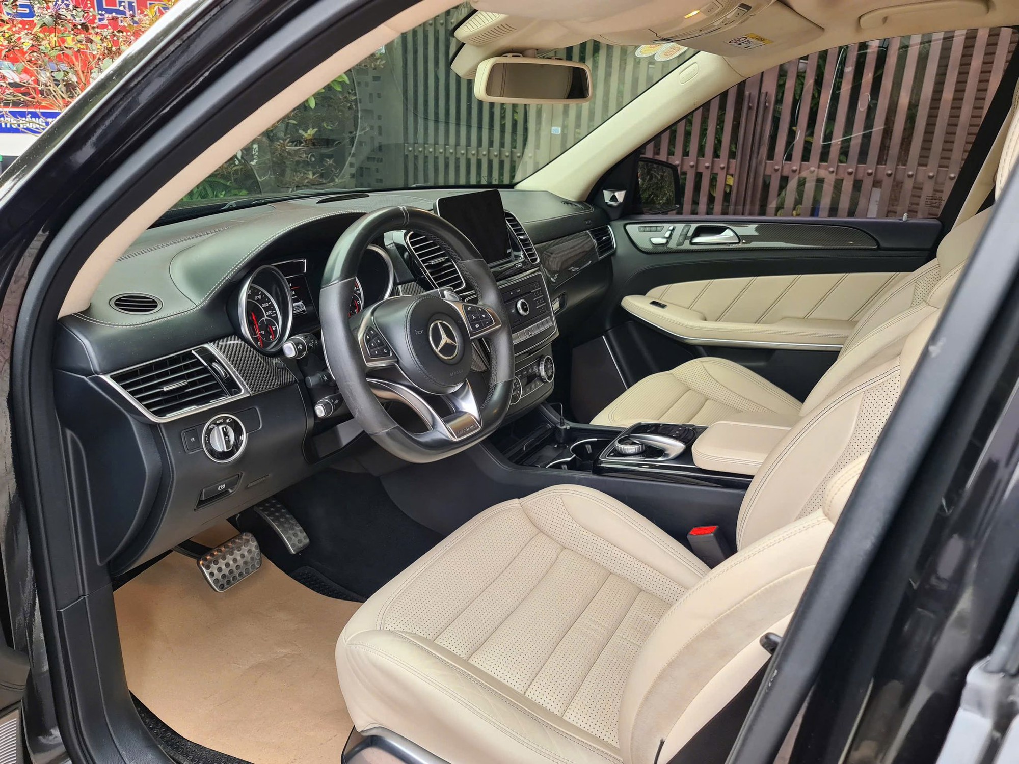 Mercedes-AMG GLS 63 rao bán hơn 3 tỷ sau gần 1 thập kỷ: Lăn bánh chưa đến 8 vạn, nhìn nội thất khiến nhiều người bất ngờ- Ảnh 5. Mercedes-AMG GLS 63 rao bán hơn 3 tỷ sau gần 1 thập kỷ: Lăn bánh chưa đến 8 vạn, nhìn nội thất khiến nhiều người bất ngờ- Ảnh 5.