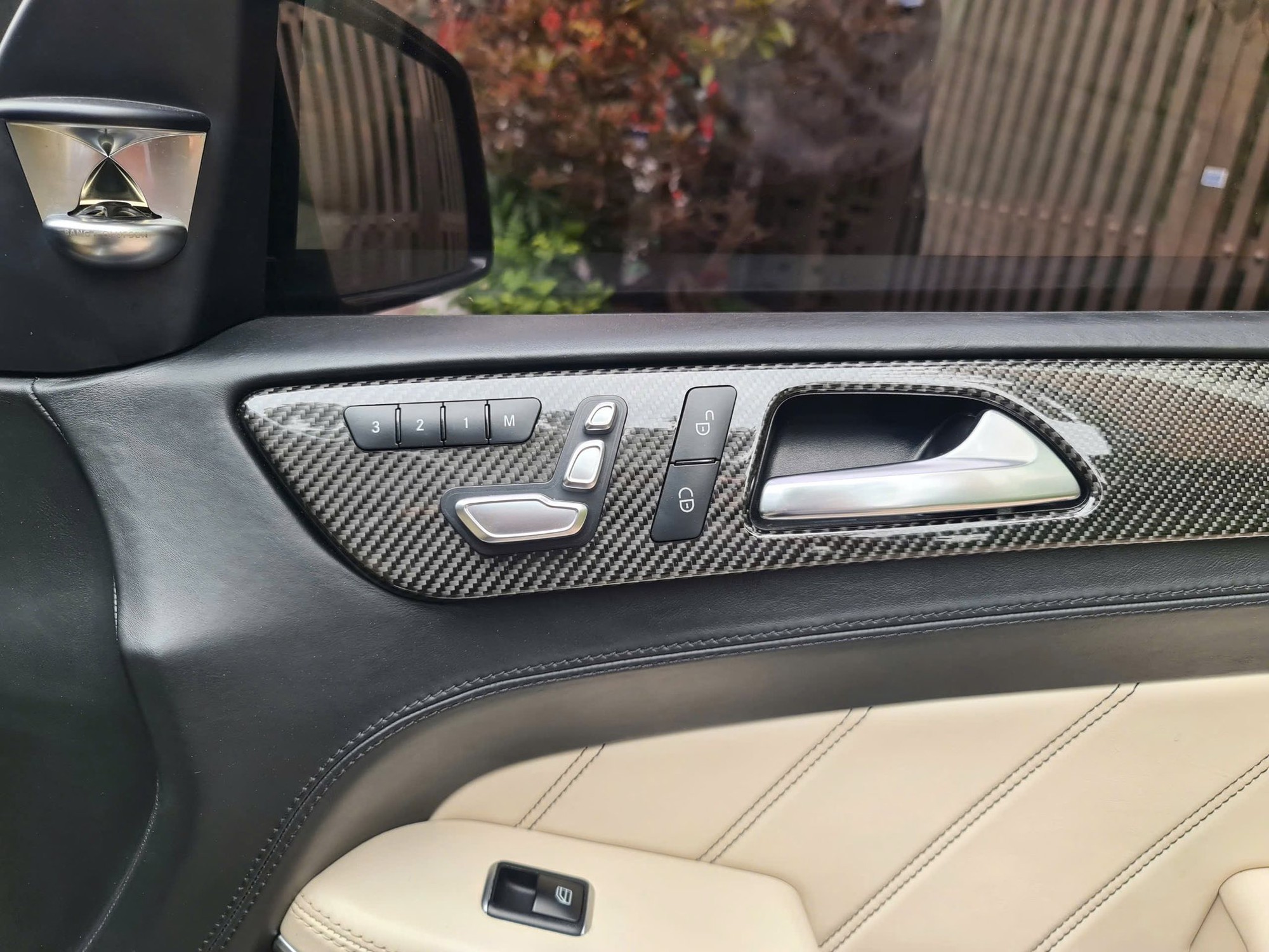 Mercedes-AMG GLS 63 rao bán hơn 3 tỷ sau gần 1 thập kỷ: Lăn bánh chưa đến 8 vạn, nhìn nội thất khiến nhiều người bất ngờ- Ảnh 9. Mercedes-AMG GLS 63 rao bán hơn 3 tỷ sau gần 1 thập kỷ: Lăn bánh chưa đến 8 vạn, nhìn nội thất khiến nhiều người bất ngờ- Ảnh 9.