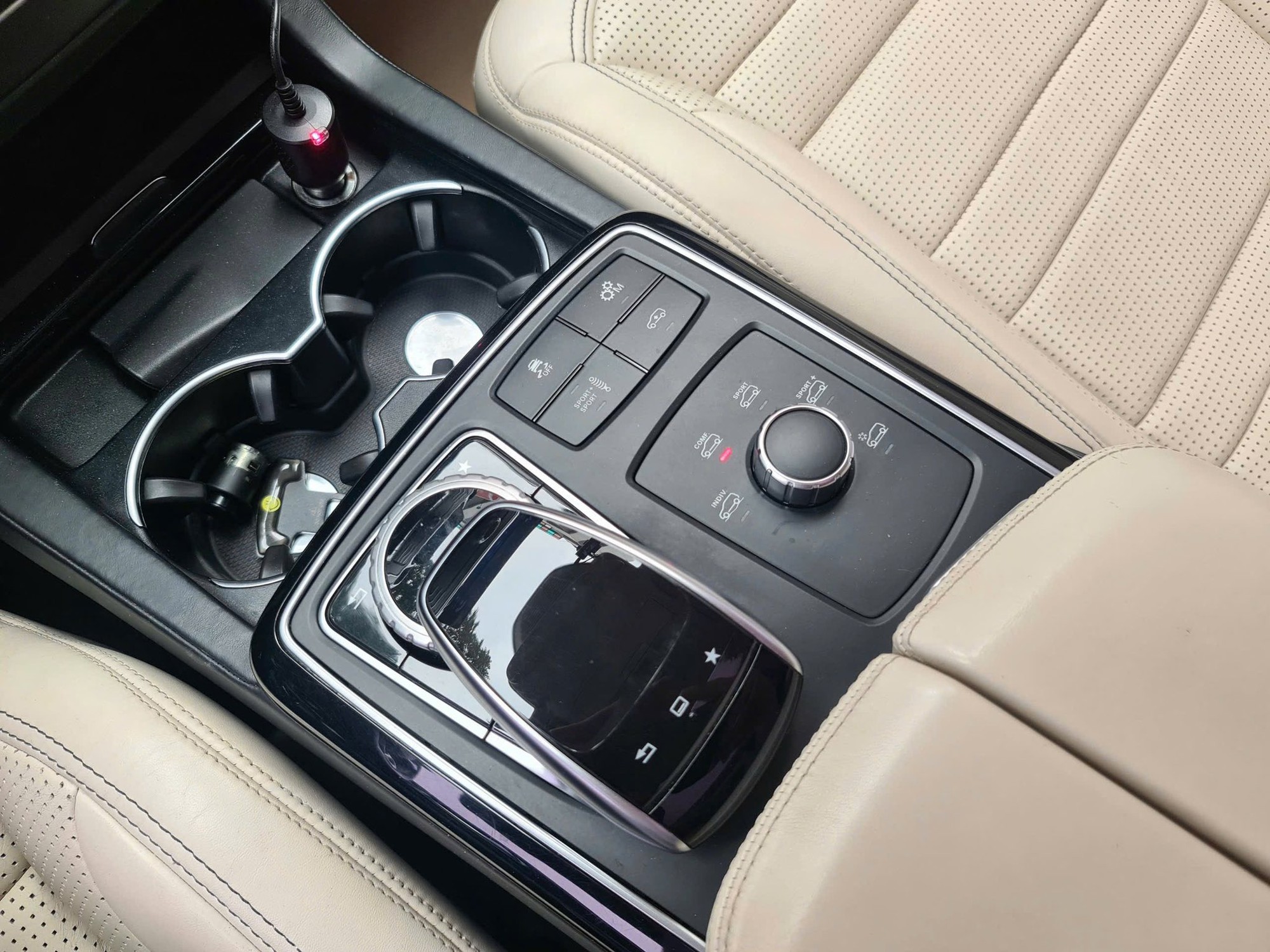 Mercedes-AMG GLS 63 rao bán hơn 3 tỷ sau gần 1 thập kỷ: Lăn bánh chưa đến 8 vạn, nhìn nội thất khiến nhiều người bất ngờ- Ảnh 8. Mercedes-AMG GLS 63 rao bán hơn 3 tỷ sau gần 1 thập kỷ: Lăn bánh chưa đến 8 vạn, nhìn nội thất khiến nhiều người bất ngờ- Ảnh 8.