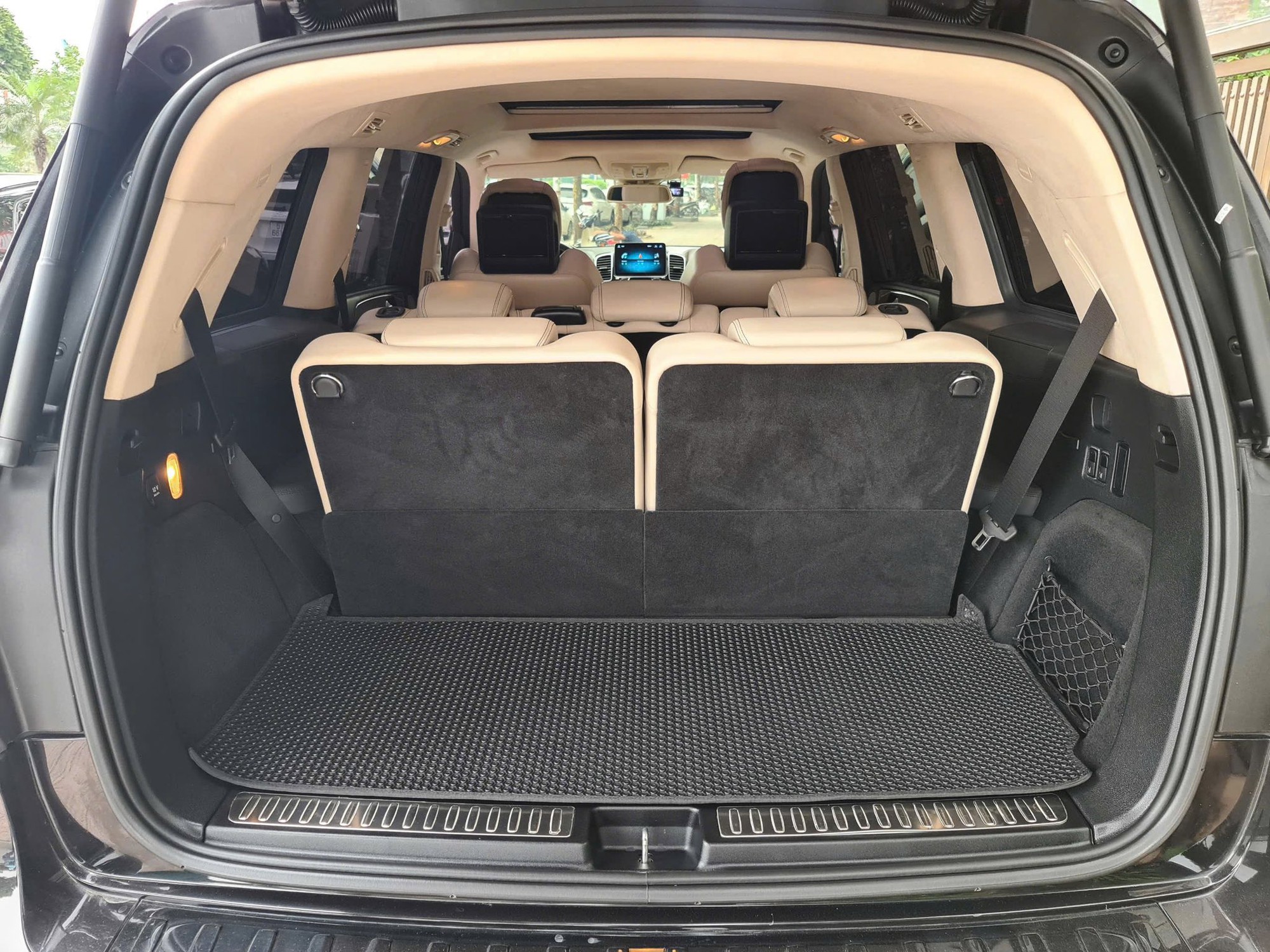 Mercedes-AMG GLS 63 rao bán hơn 3 tỷ sau gần 1 thập kỷ: Lăn bánh chưa đến 8 vạn, nhìn nội thất khiến nhiều người bất ngờ- Ảnh 14. Mercedes-AMG GLS 63 rao bán hơn 3 tỷ sau gần 1 thập kỷ: Lăn bánh chưa đến 8 vạn, nhìn nội thất khiến nhiều người bất ngờ- Ảnh 14.