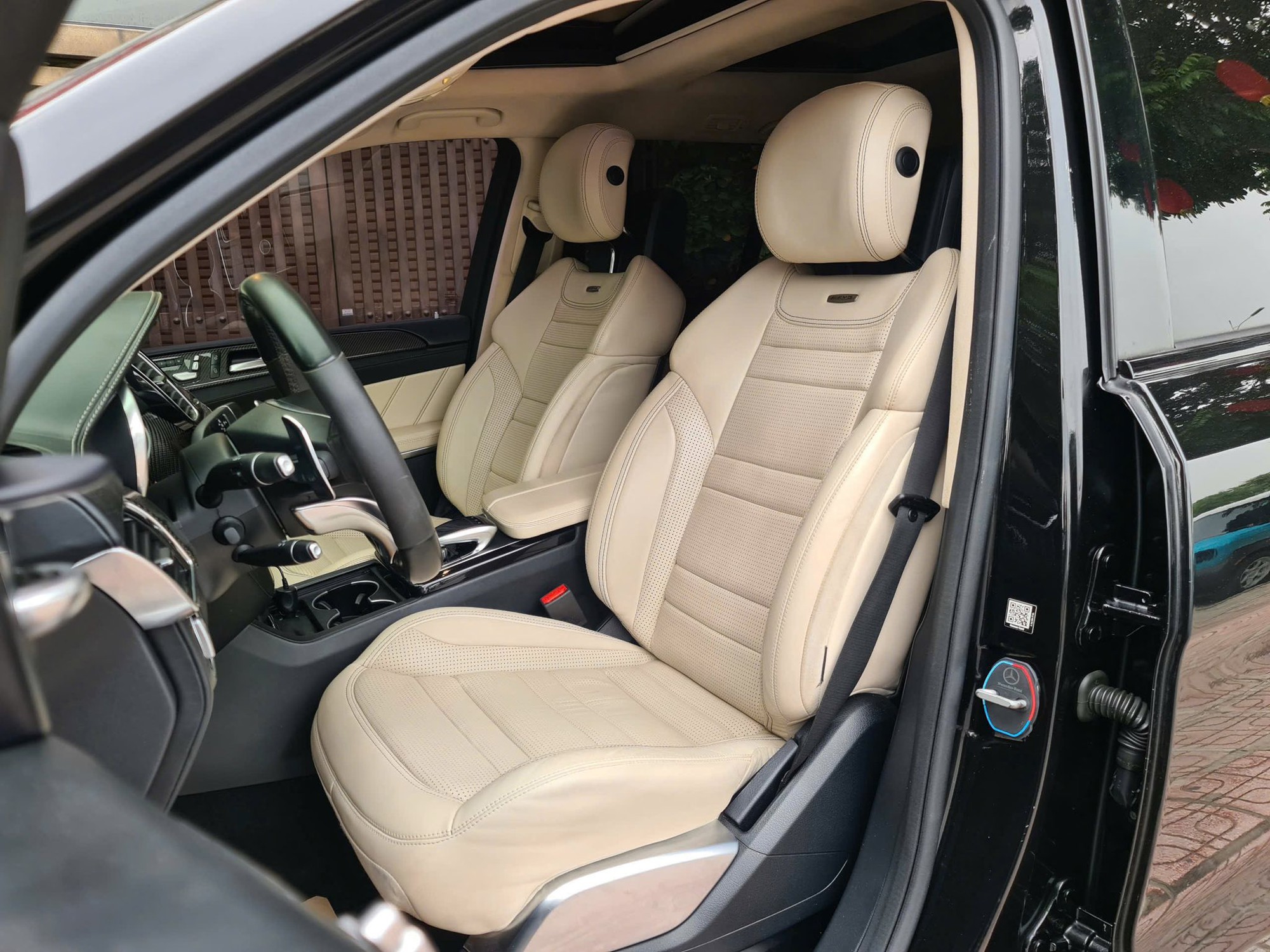 Mercedes-AMG GLS 63 rao bán hơn 3 tỷ sau gần 1 thập kỷ: Lăn bánh chưa đến 8 vạn, nhìn nội thất khiến nhiều người bất ngờ- Ảnh 11. Mercedes-AMG GLS 63 rao bán hơn 3 tỷ sau gần 1 thập kỷ: Lăn bánh chưa đến 8 vạn, nhìn nội thất khiến nhiều người bất ngờ- Ảnh 11.