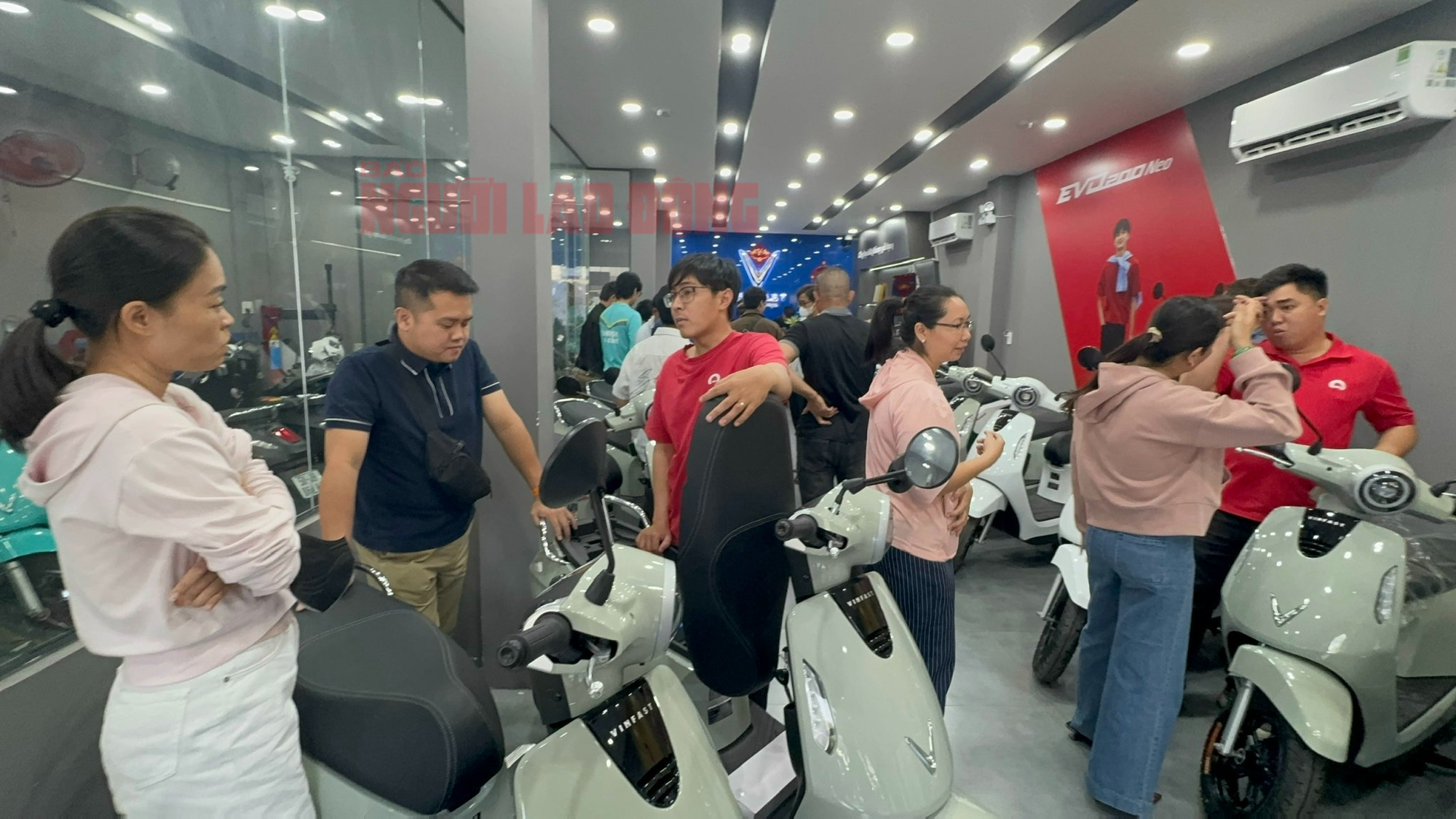 Người dân xếp hàng bốc số mua xe máy điện khi giá xăng tăng vọt, cửa hàng quá tải- Ảnh 1. Người dân xếp hàng bốc số mua xe máy điện khi giá xăng tăng vọt, cửa hàng quá tải- Ảnh 1.