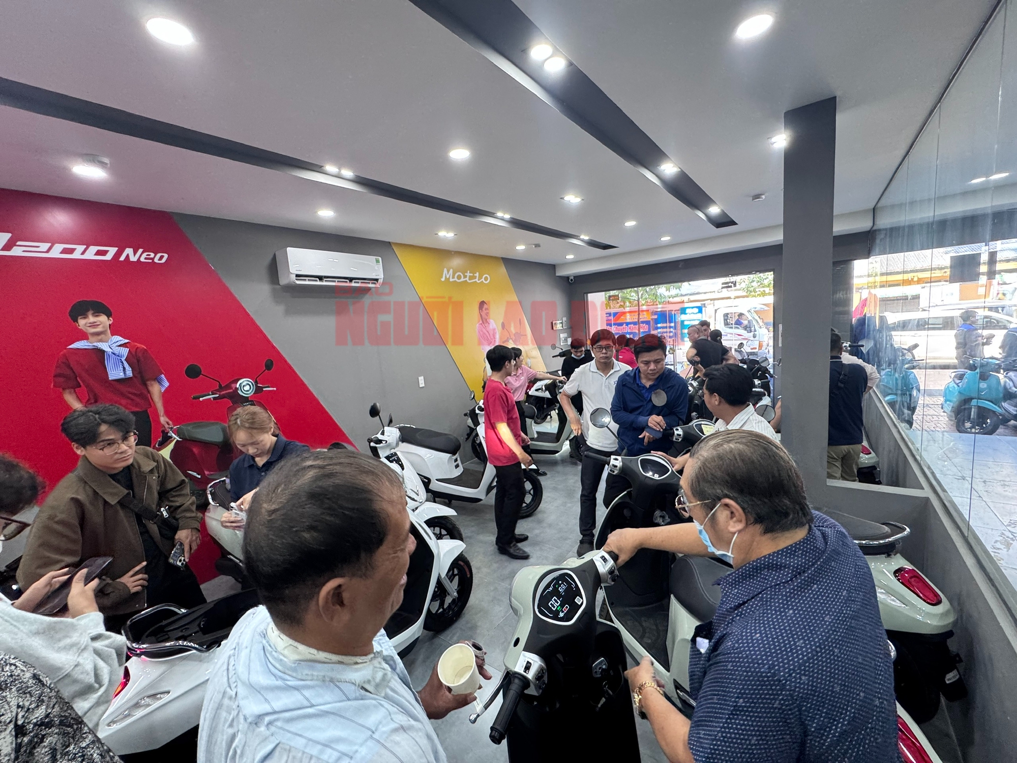 Người dân xếp hàng bốc số mua xe máy điện khi giá xăng tăng vọt, cửa hàng quá tải- Ảnh 2. Người dân xếp hàng bốc số mua xe máy điện khi giá xăng tăng vọt, cửa hàng quá tải- Ảnh 2.