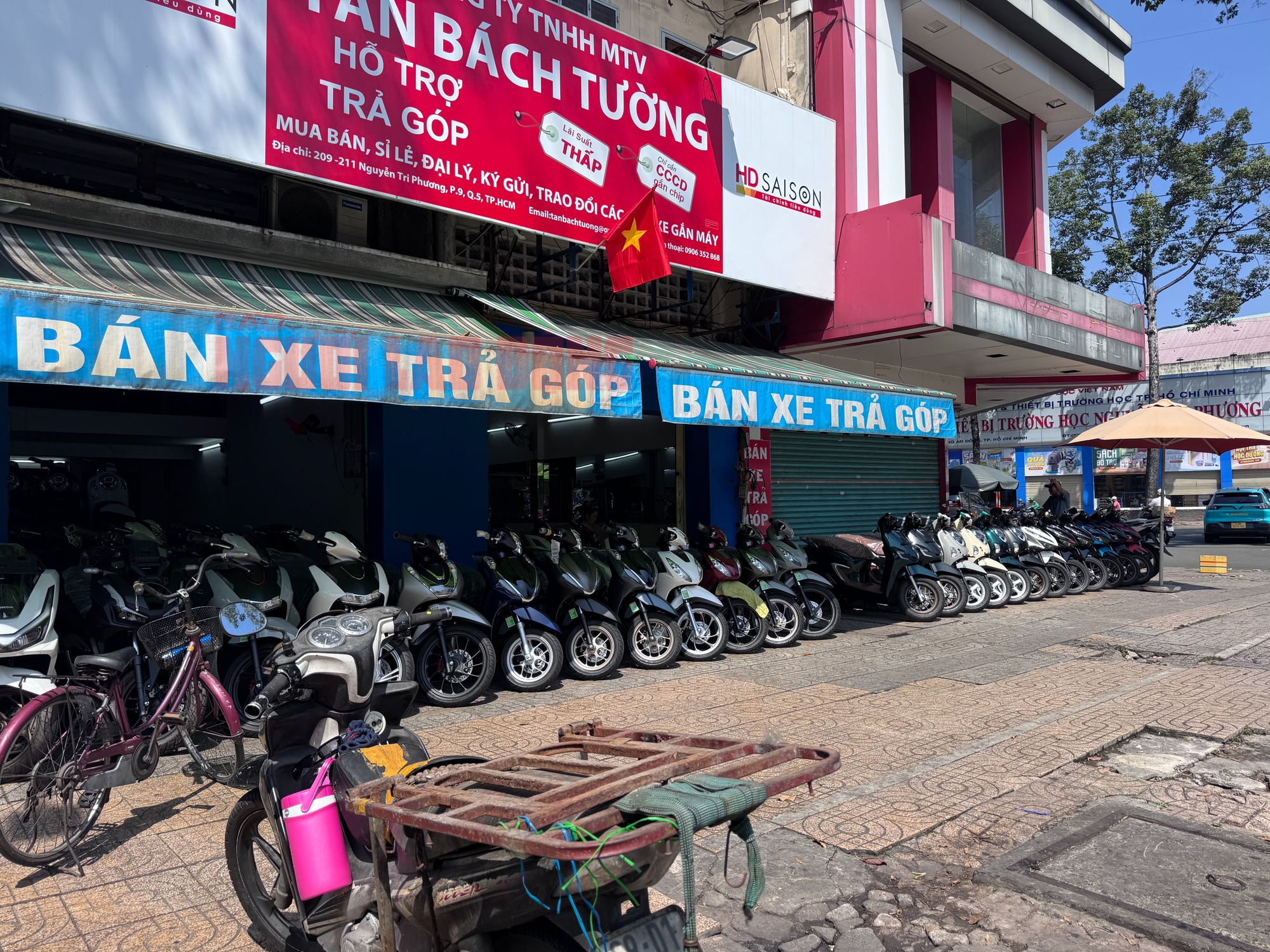 Người dân xếp hàng bốc số mua xe máy điện khi giá xăng tăng vọt, cửa hàng quá tải- Ảnh 3. Người dân xếp hàng bốc số mua xe máy điện khi giá xăng tăng vọt, cửa hàng quá tải- Ảnh 3.