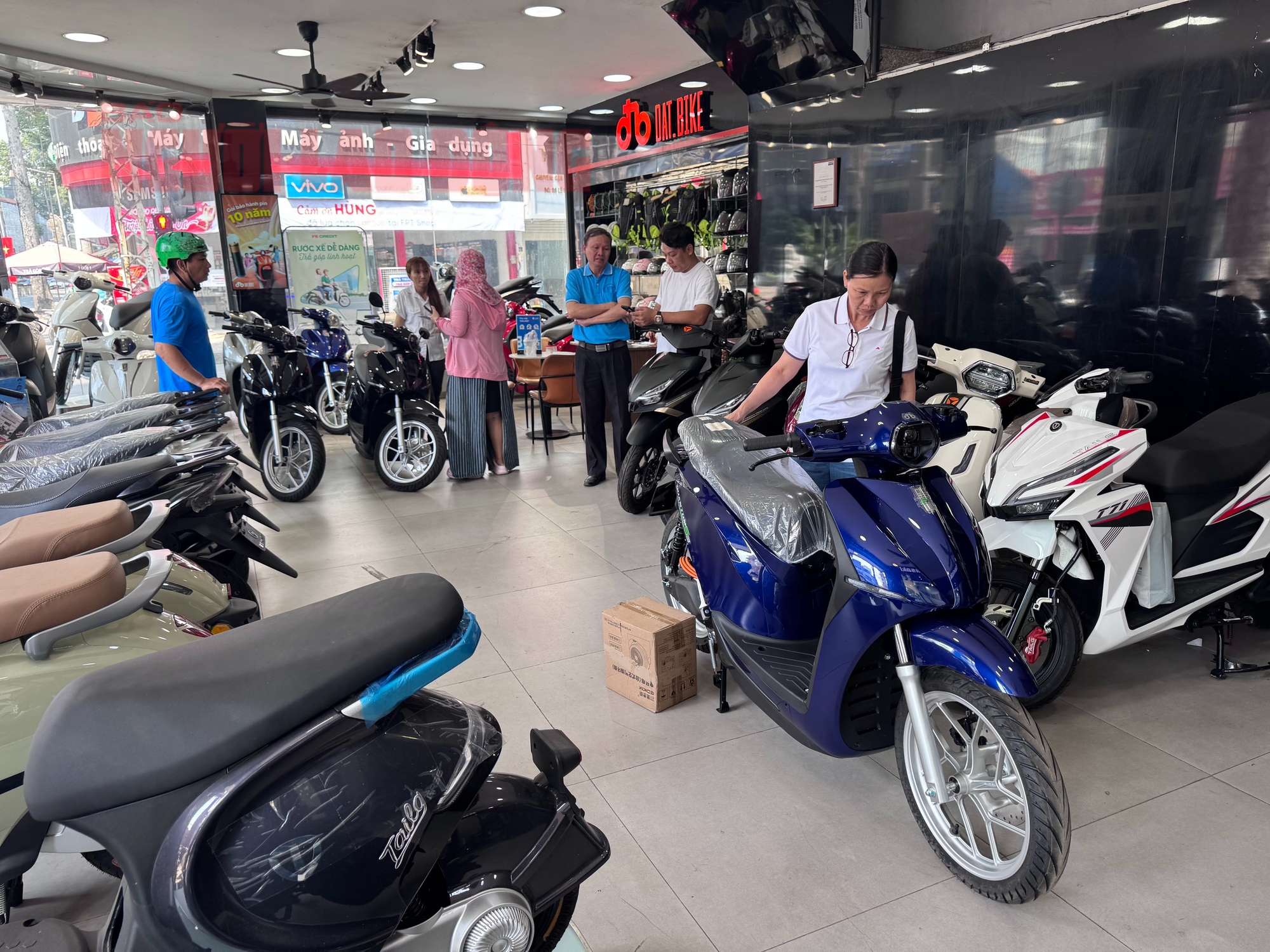 Người dân xếp hàng bốc số mua xe máy điện khi giá xăng tăng vọt, cửa hàng quá tải- Ảnh 5. Người dân xếp hàng bốc số mua xe máy điện khi giá xăng tăng vọt, cửa hàng quá tải- Ảnh 5.