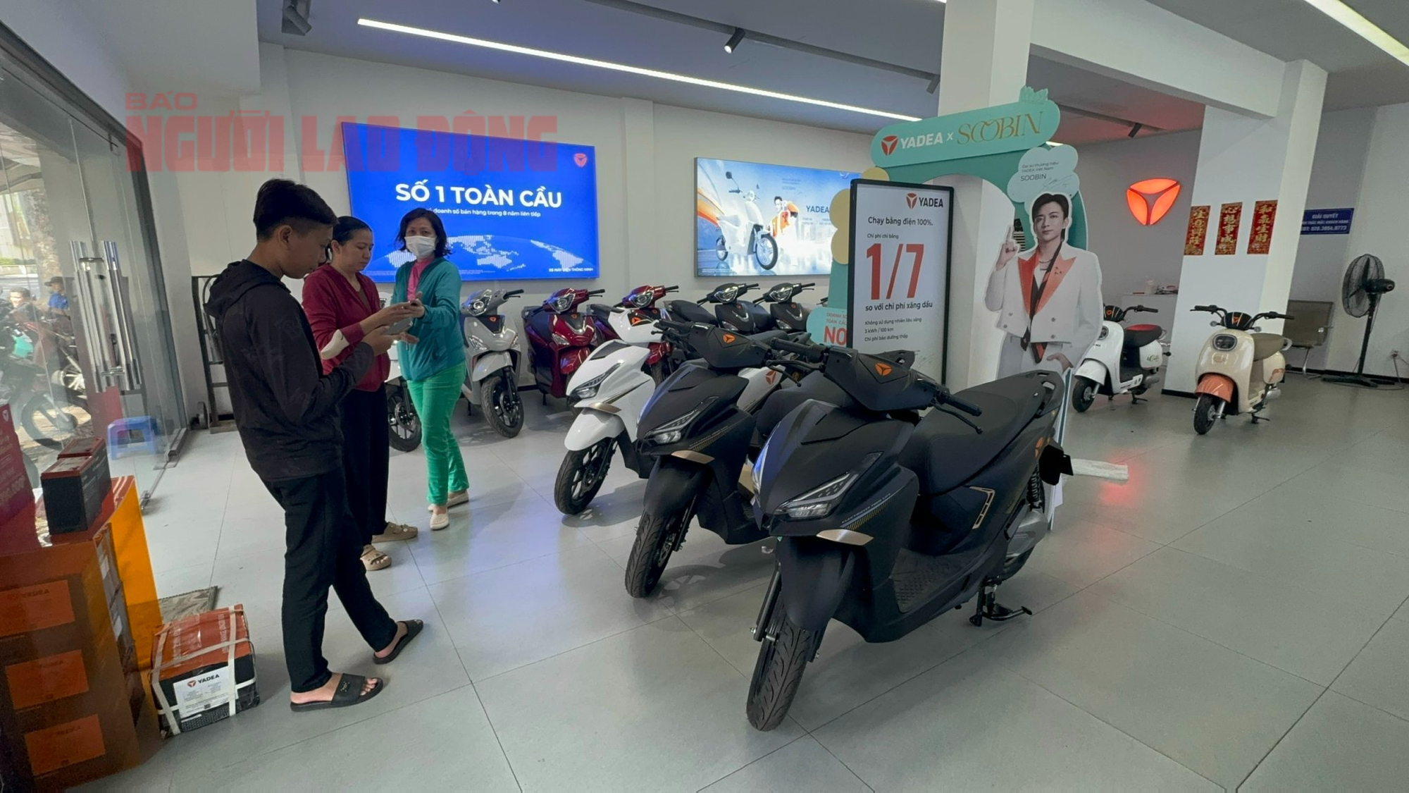 Người dân xếp hàng bốc số mua xe máy điện khi giá xăng tăng vọt, cửa hàng quá tải- Ảnh 6. Người dân xếp hàng bốc số mua xe máy điện khi giá xăng tăng vọt, cửa hàng quá tải- Ảnh 6.