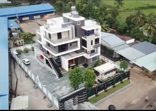 Tổng t&agrave;i xứ Cam ở rể Việt Nam như thế n&agrave;y sao: Phụ vợ nhặt hạt điều, rửa loạt "xế hộp" tiền tỷ cho bố mẹ vợ- Ảnh 2.