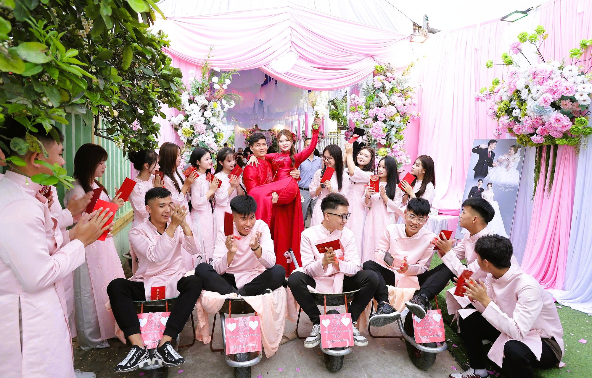 Chú rể mang 9 xe rùa chở sính lễ đi hỏi vợ- Ảnh 2. Chú rể mang 9 xe rùa chở sính lễ đi hỏi vợ- Ảnh 2.