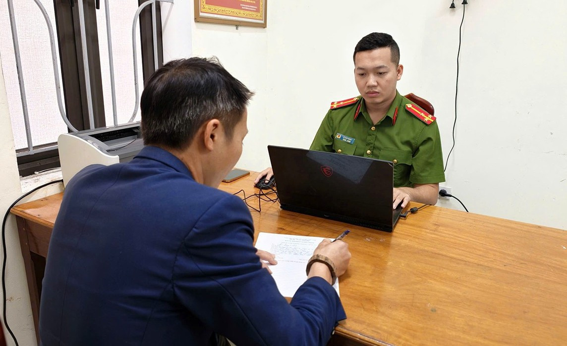 Giám đốc doanh nghiệp ngang nhiên dừng xe giữa đường, dùng gậy “tác động” vào chân người đi xe máy- Ảnh 1. Giám đốc doanh nghiệp ngang nhiên dừng xe giữa đường, dùng gậy “tác động” vào chân người đi xe máy- Ảnh 1.