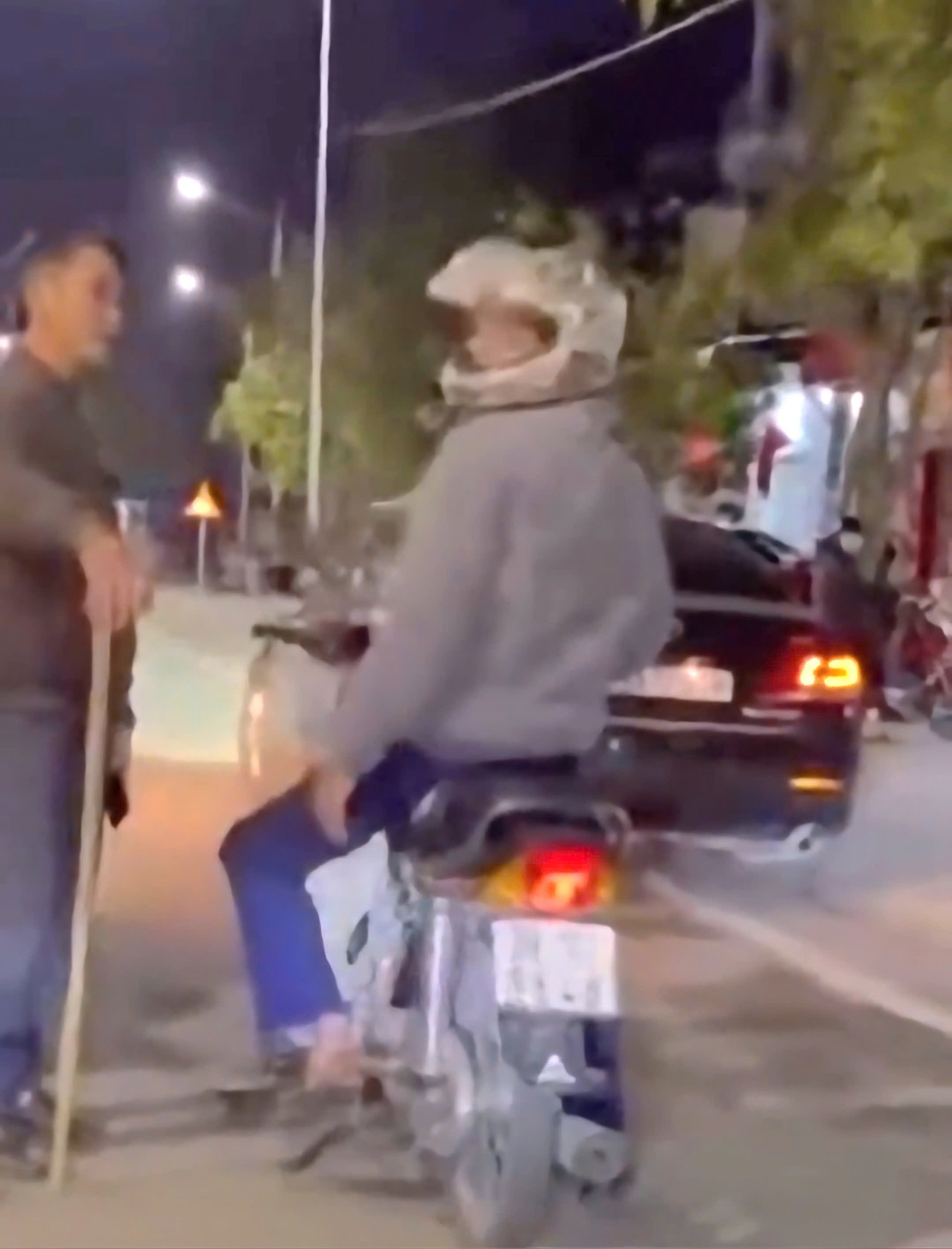 Giám đốc doanh nghiệp ngang nhiên dừng xe giữa đường, dùng gậy “tác động” vào chân người đi xe máy- Ảnh 2. Giám đốc doanh nghiệp ngang nhiên dừng xe giữa đường, dùng gậy “tác động” vào chân người đi xe máy- Ảnh 2.
