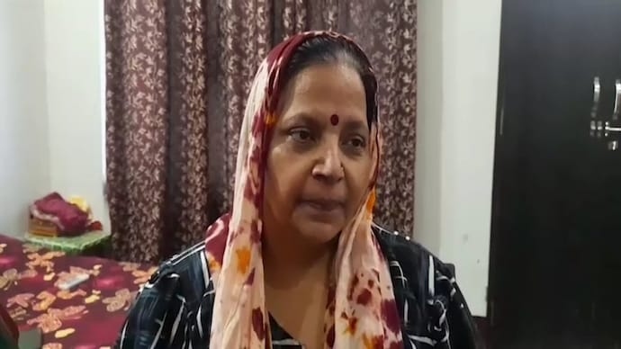 Người phụ nữ "chết n&atilde;o" bất ngờ sống lại khi xe cứu thương đi v&agrave;o ổ g&agrave;- Ảnh 1.