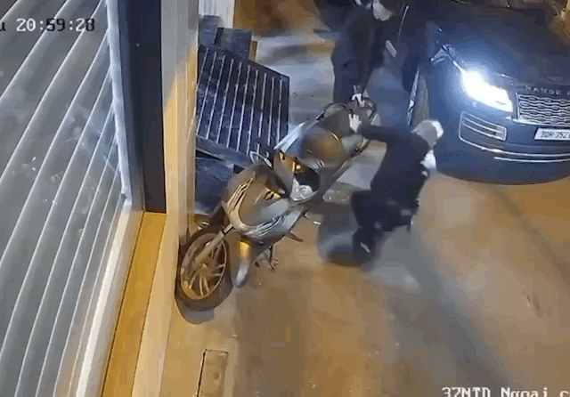 Xác minh clip tài xế Range Rover chọc thủng lốp xe máy SH đỗ chắn đường- Ảnh 1. Xác minh clip tài xế Range Rover chọc thủng lốp xe máy SH đỗ chắn đường- Ảnh 1.