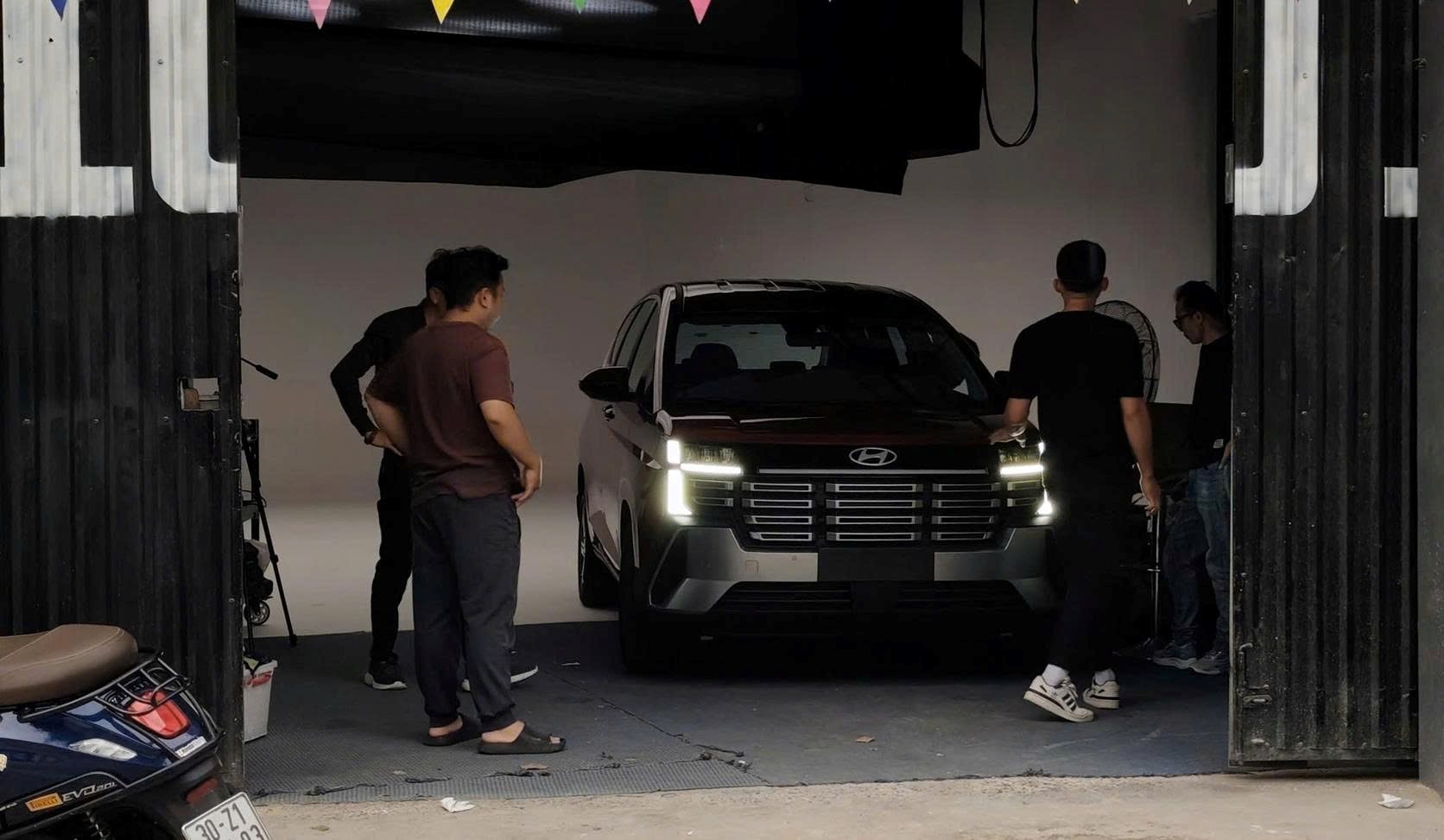 Hyundai Stargazer 2026 tại Việt Nam lộ 'full' th&ocirc;ng số: 3 phi&ecirc;n bản, cấu h&igrave;nh đắt nhất c&oacute; cặp m&agrave;n h&igrave;nh lớn, phanh điện tử, ADAS, cạnh tranh Xpander- Ảnh 2.