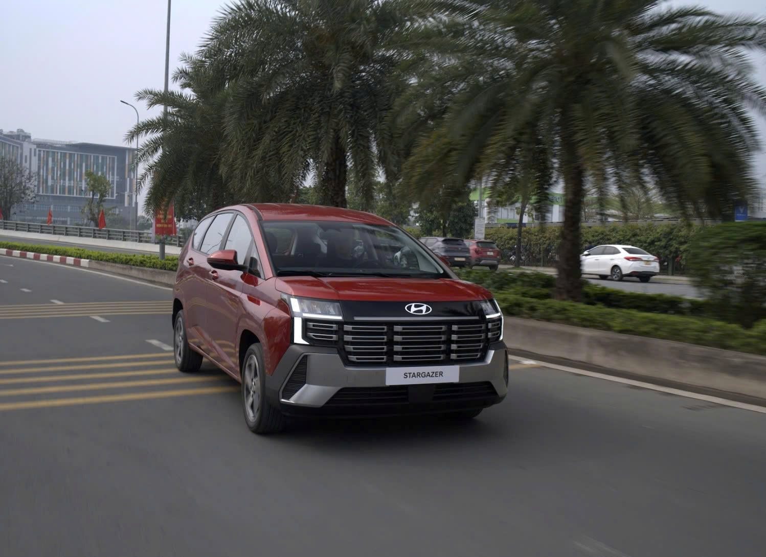 Hyundai Stargazer 2026 tại Việt Nam lộ 'full' th&ocirc;ng số: 3 phi&ecirc;n bản, cấu h&igrave;nh đắt nhất c&oacute; cặp m&agrave;n h&igrave;nh lớn, phanh điện tử, ADAS, cạnh tranh Xpander- Ảnh 1.