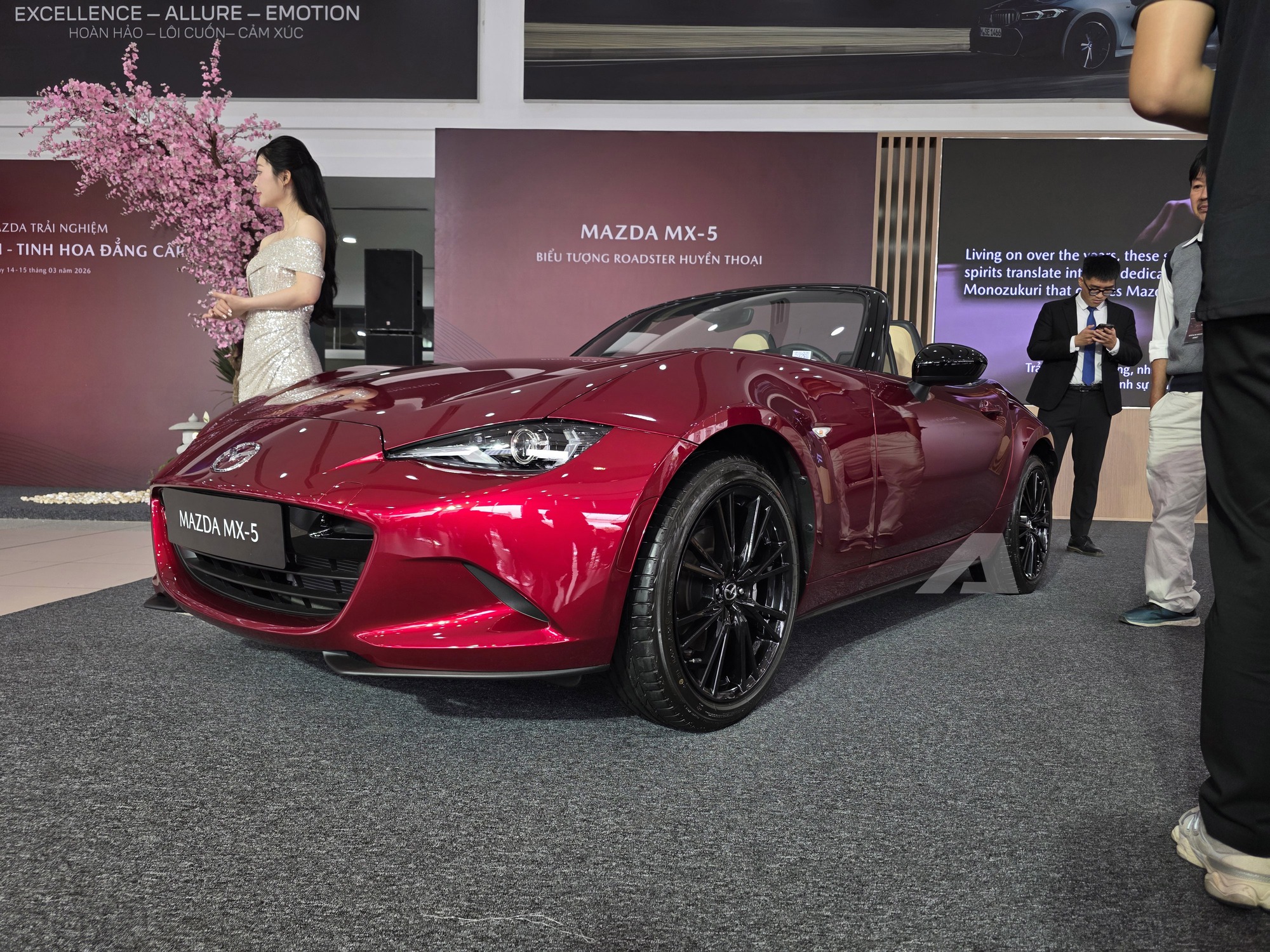 Chạm mặt Mazda MX-5 v&agrave; CX-90 tại H&agrave; Nội: Một chiếc để chơi, một chiếc cho kh&aacute;ch Việt chuộng xe rộng- Ảnh 1.