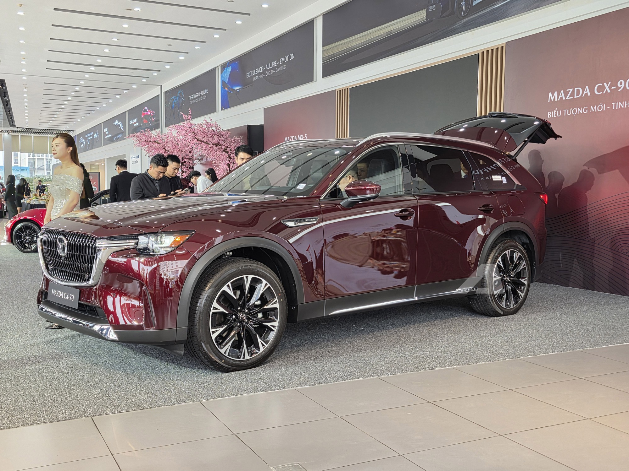 Chạm mặt Mazda MX-5 v&agrave; CX-90 tại H&agrave; Nội: Một chiếc để chơi, một chiếc cho kh&aacute;ch Việt chuộng xe rộng- Ảnh 3.