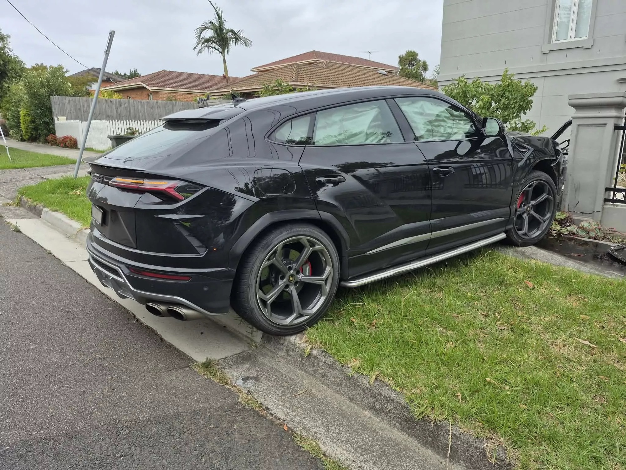 Thiếu niên 16 tuổi trộm Lamborghini Urus của triệu phú đi “quậy” phố, bị truy đuổi bằng trực thăng và đâm nát đầu xe- Ảnh 2. Thiếu niên 16 tuổi trộm Lamborghini Urus của triệu phú đi “quậy” phố, bị truy đuổi bằng trực thăng và đâm nát đầu xe- Ảnh 2.