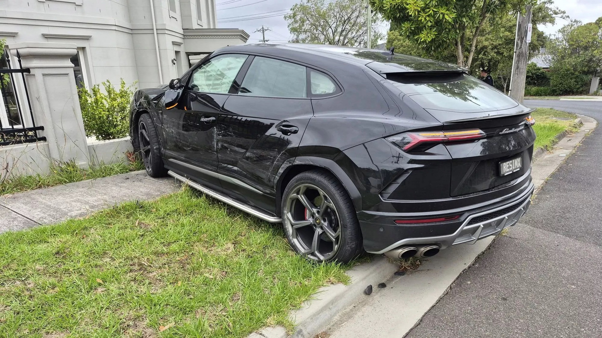 Thiếu niên 16 tuổi trộm Lamborghini Urus của triệu phú đi “quậy” phố, bị truy đuổi bằng trực thăng và đâm nát đầu xe- Ảnh 1. Thiếu niên 16 tuổi trộm Lamborghini Urus của triệu phú đi “quậy” phố, bị truy đuổi bằng trực thăng và đâm nát đầu xe- Ảnh 1.