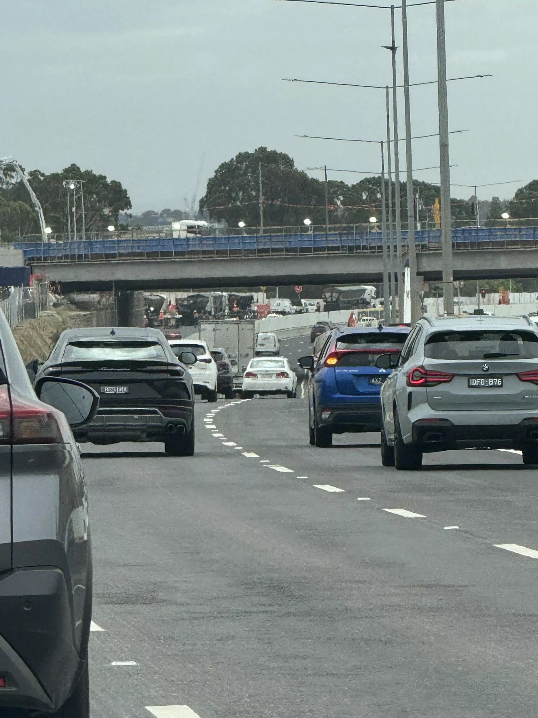 Thiếu niên 16 tuổi trộm Lamborghini Urus của triệu phú đi “quậy” phố, bị truy đuổi bằng trực thăng và đâm nát đầu xe- Ảnh 3. Thiếu niên 16 tuổi trộm Lamborghini Urus của triệu phú đi “quậy” phố, bị truy đuổi bằng trực thăng và đâm nát đầu xe- Ảnh 3.