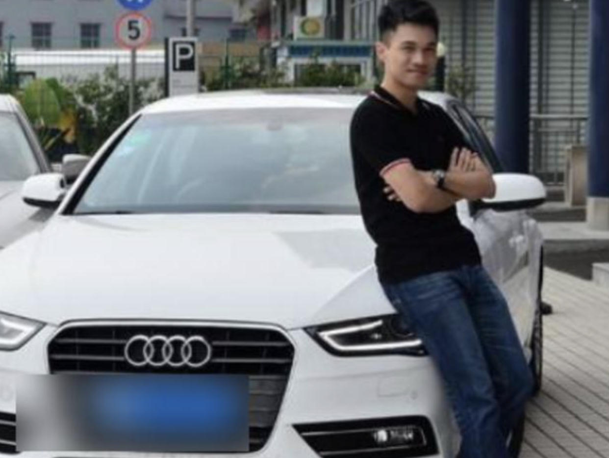 Chi gần 270 triệu đồng mua xe Audi cũ, người đ&agrave;n &ocirc;ng ph&aacute;t hiện nhiều thỏi v&agrave;ng v&agrave; hơn 570 triệu đồng được giấu kỹ trong xe- Ảnh 1.