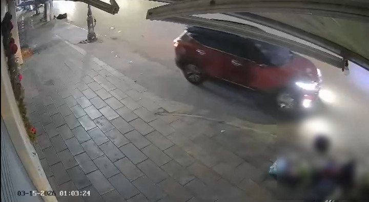 Truy t&igrave;m &ocirc; t&ocirc; lao l&ecirc;n vỉa h&egrave;, t&ocirc;ng g&atilde;y ch&acirc;n người phụ nữ rồi bỏ chạy- Ảnh 2.