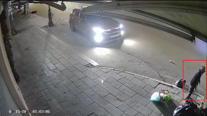 Truy t&igrave;m &ocirc; t&ocirc; lao l&ecirc;n vỉa h&egrave;, t&ocirc;ng g&atilde;y ch&acirc;n người phụ nữ rồi bỏ chạy- Ảnh 1.