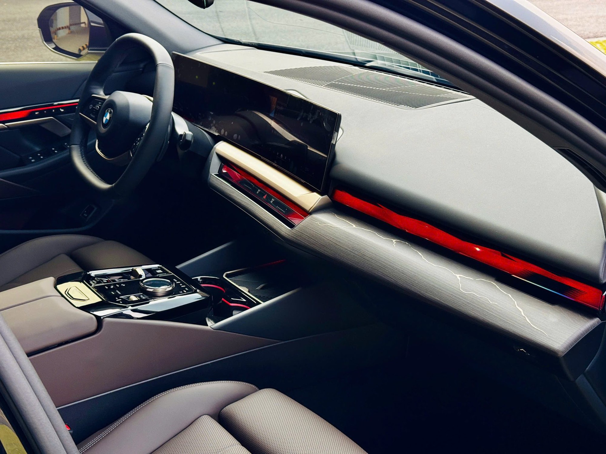 Lăn b&aacute;nh chưa hết 1 b&igrave;nh xăng, chiếc BMW 520i đời mới n&agrave;y được rao b&aacute;n rẻ hơn khoảng 300 triệu đồng so với gi&aacute; h&atilde;ng- Ảnh 6.